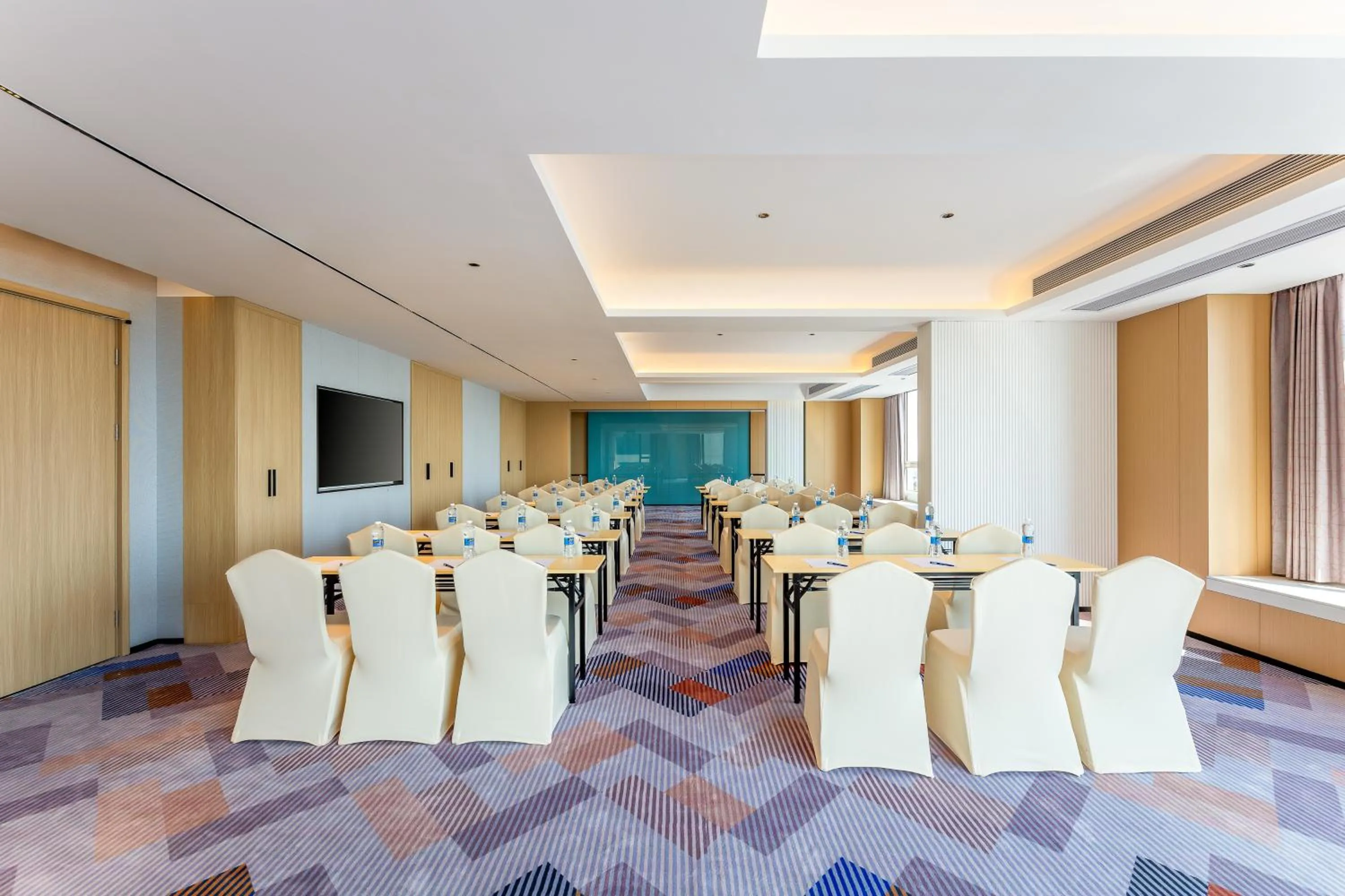Meeting/conference room in Holiday Inn Express Zhanjiang Coast by IHG
