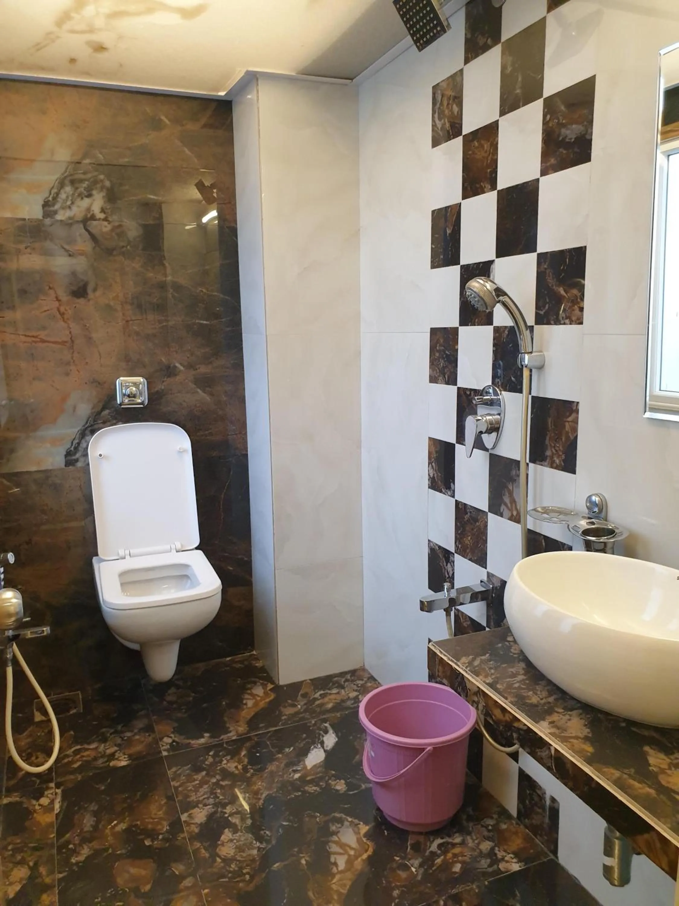 Shower in Hotel Gulf