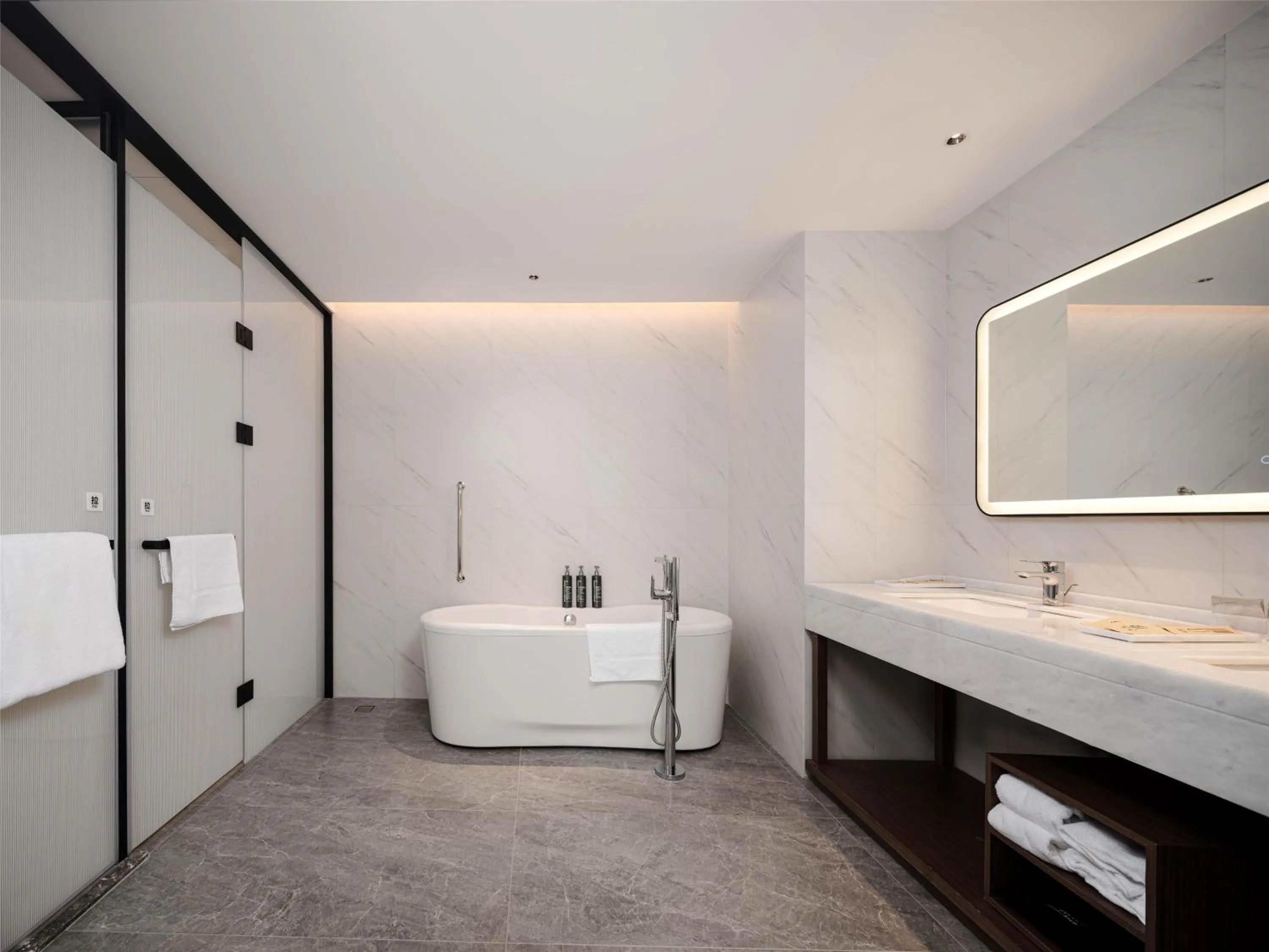 Bathroom in Hilton Garden Inn Hefei High-Tech Zone