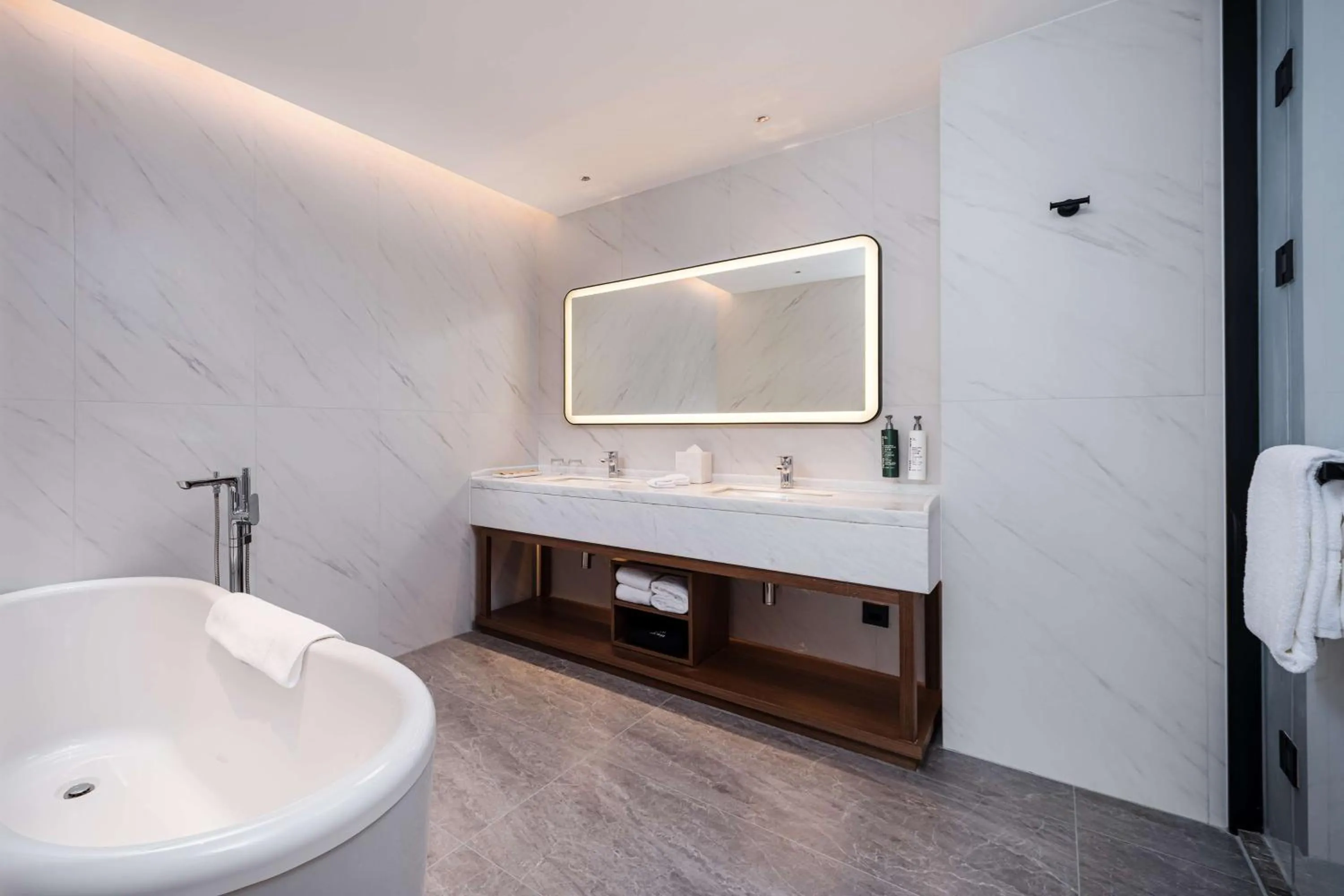 Bathroom in Hilton Garden Inn Hefei High-Tech Zone