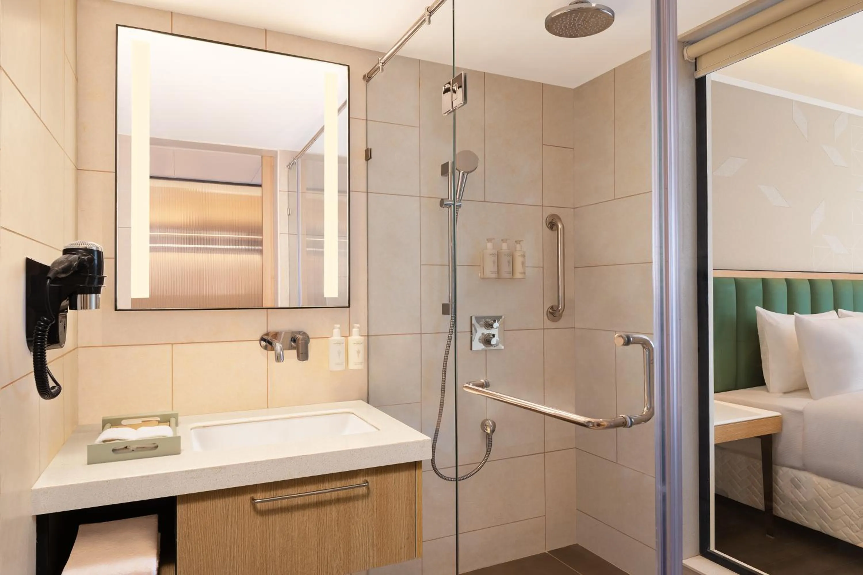Bathroom, Bed in Hilton Garden Inn Surat City Centre