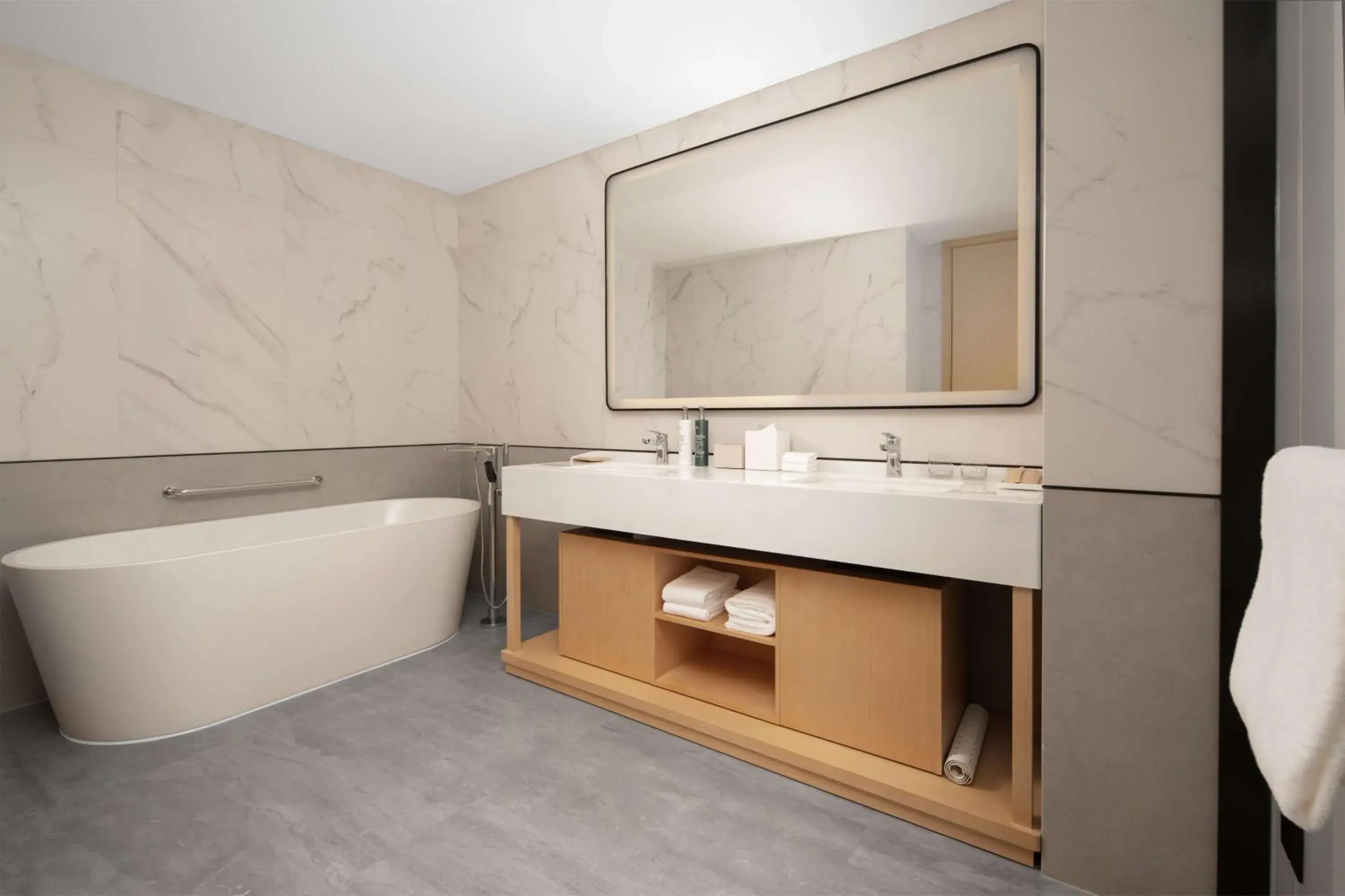 Bathroom in Hilton Garden Inn Xuzhou Pengcheng Square Bathroom in Hilton Garden Inn Xuzhou Pengcheng Square