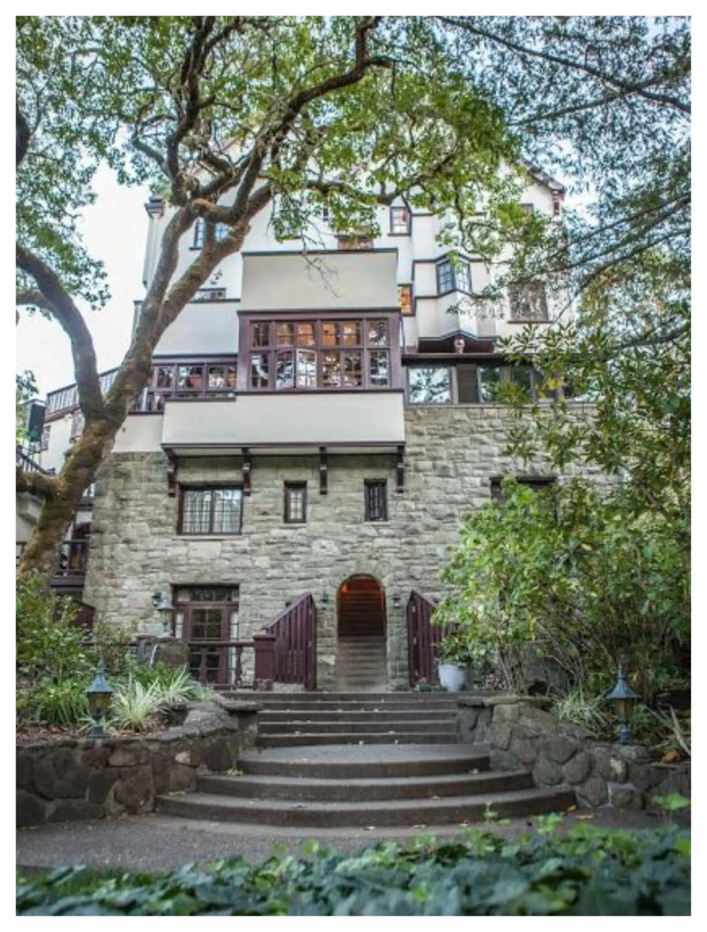 Property building in Benbow Historic Inn Property building in Benbow Historic Inn