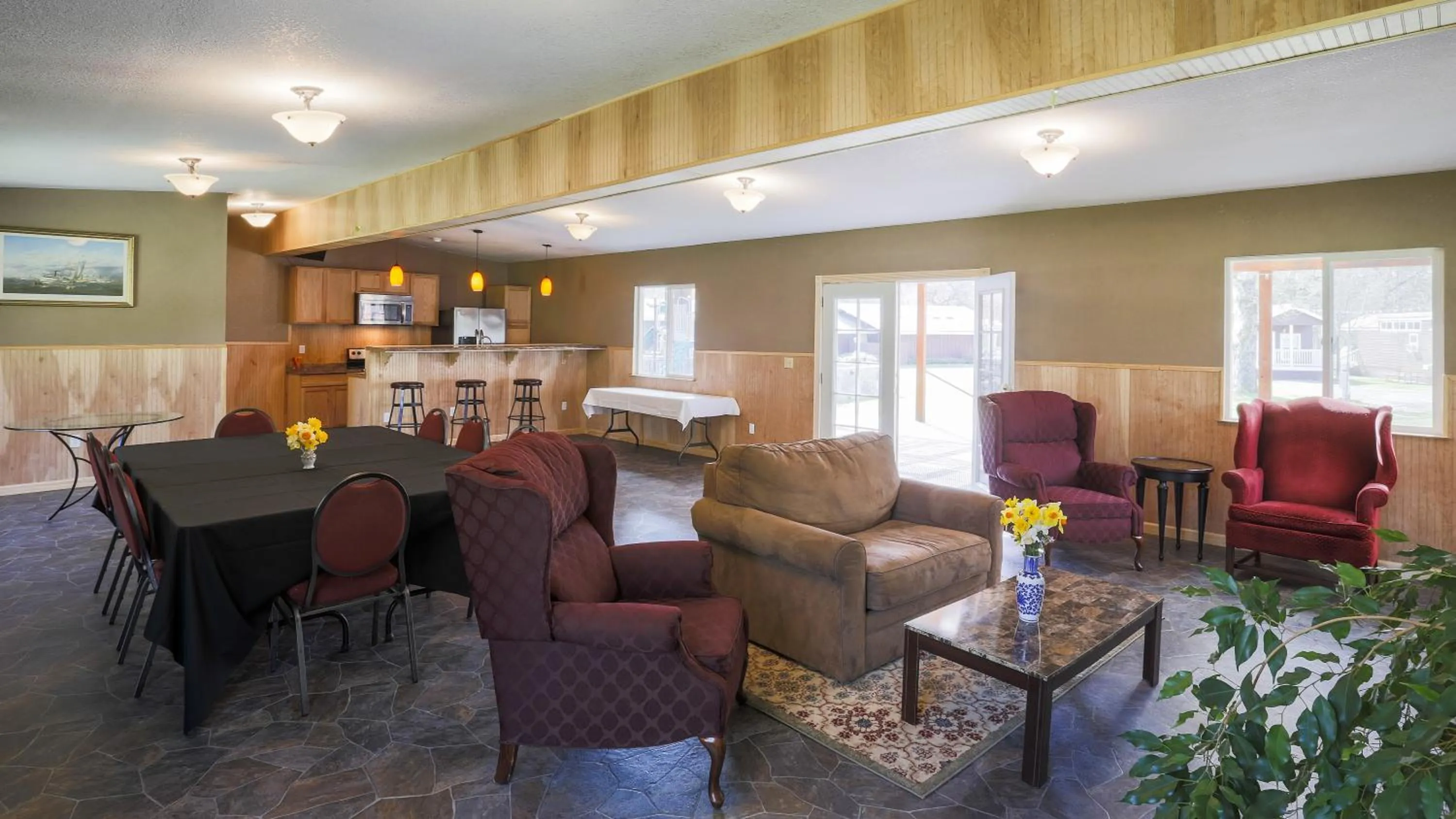 Communal lounge/ TV room in Benbow Historic Inn