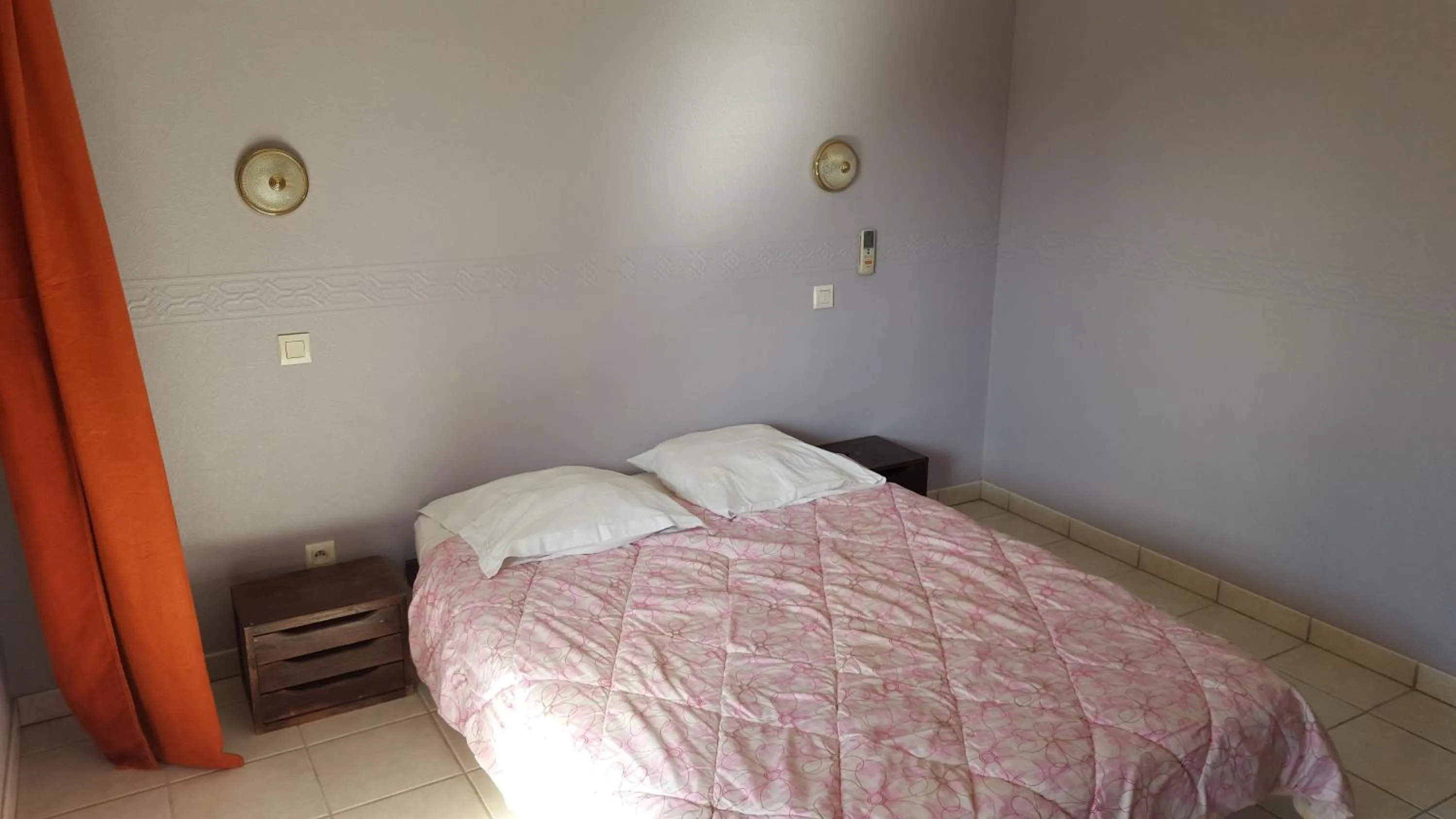 Photo of the whole room, Bed in Auberge de l'Europe