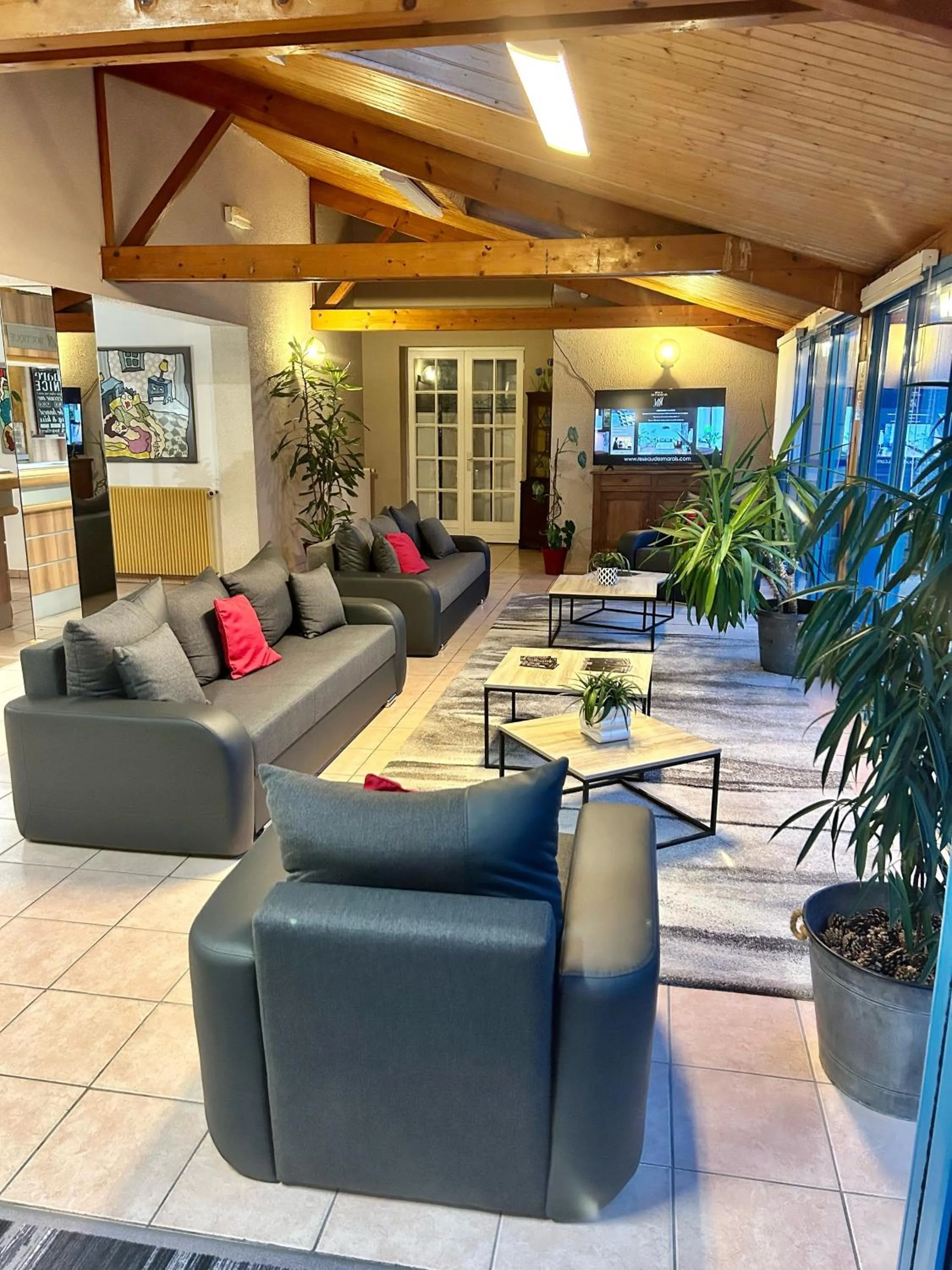 Communal lounge/ TV room in Hôtel Particulier LE MAS DES MARAIS