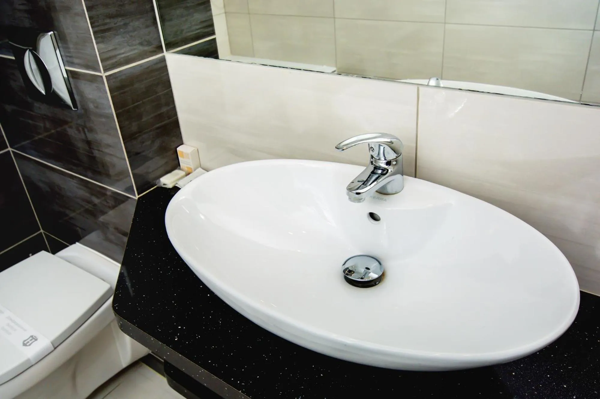 Toilet in erApartments Oxygen Residence