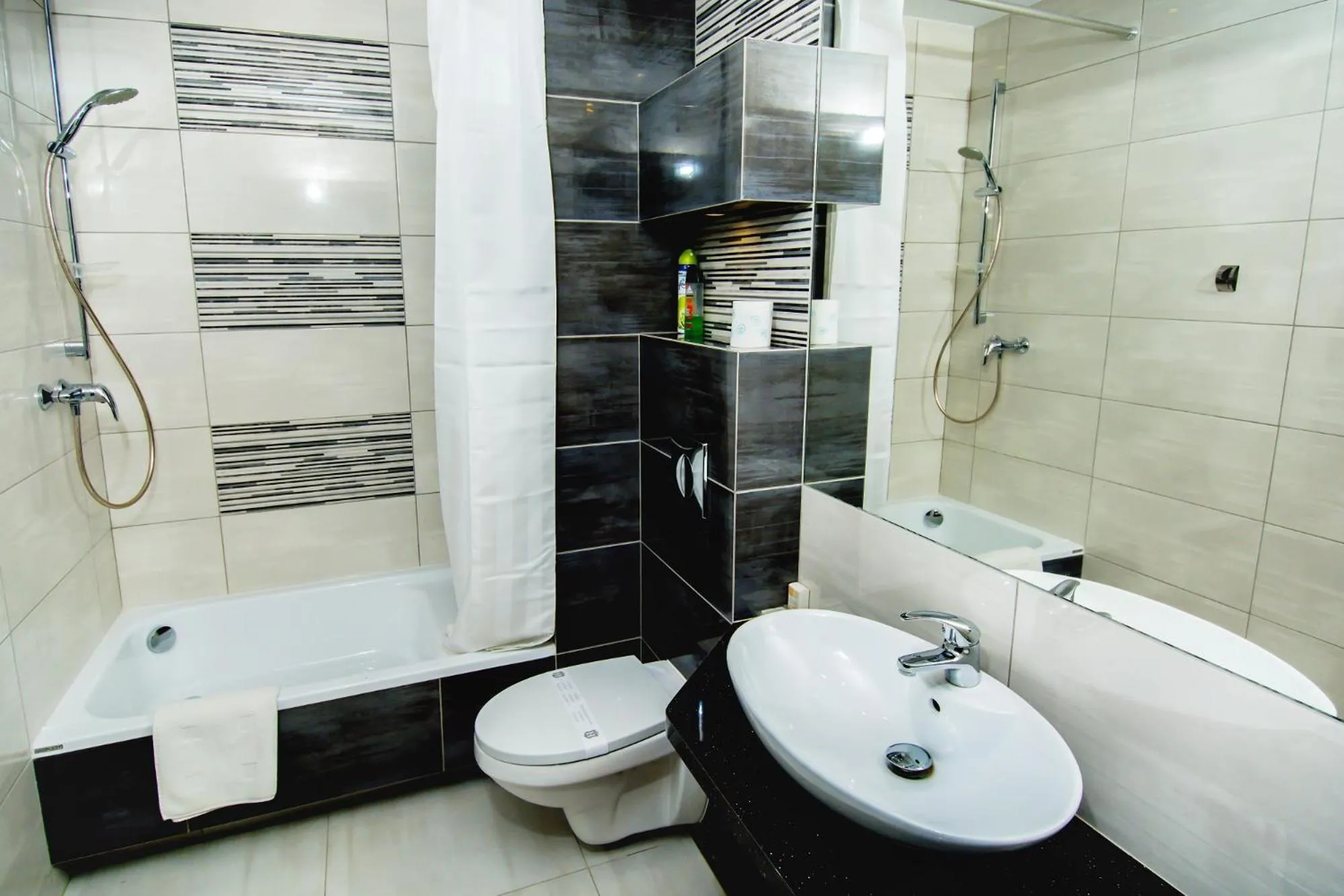 Shower in erApartments Oxygen Residence