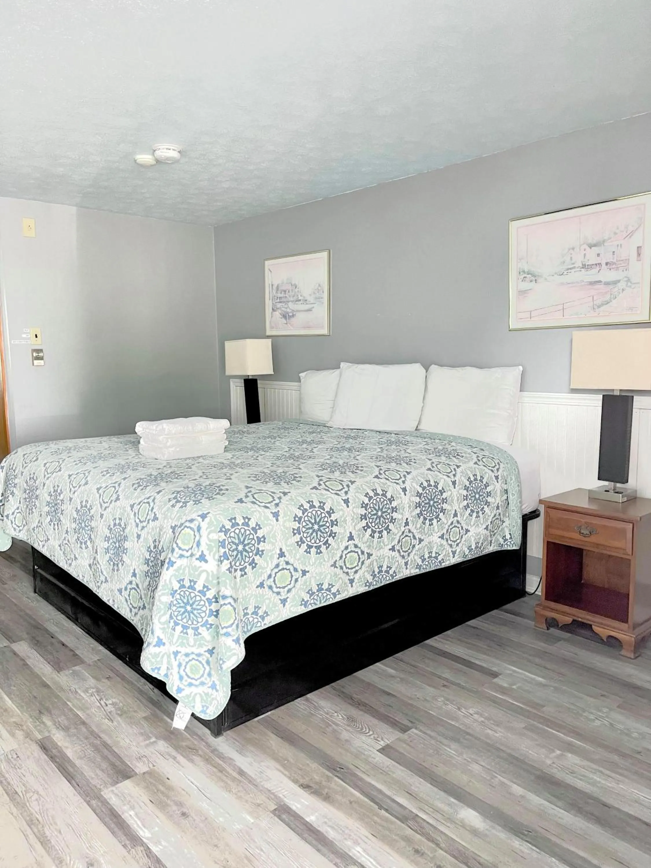 Bed in Seacoast Motel