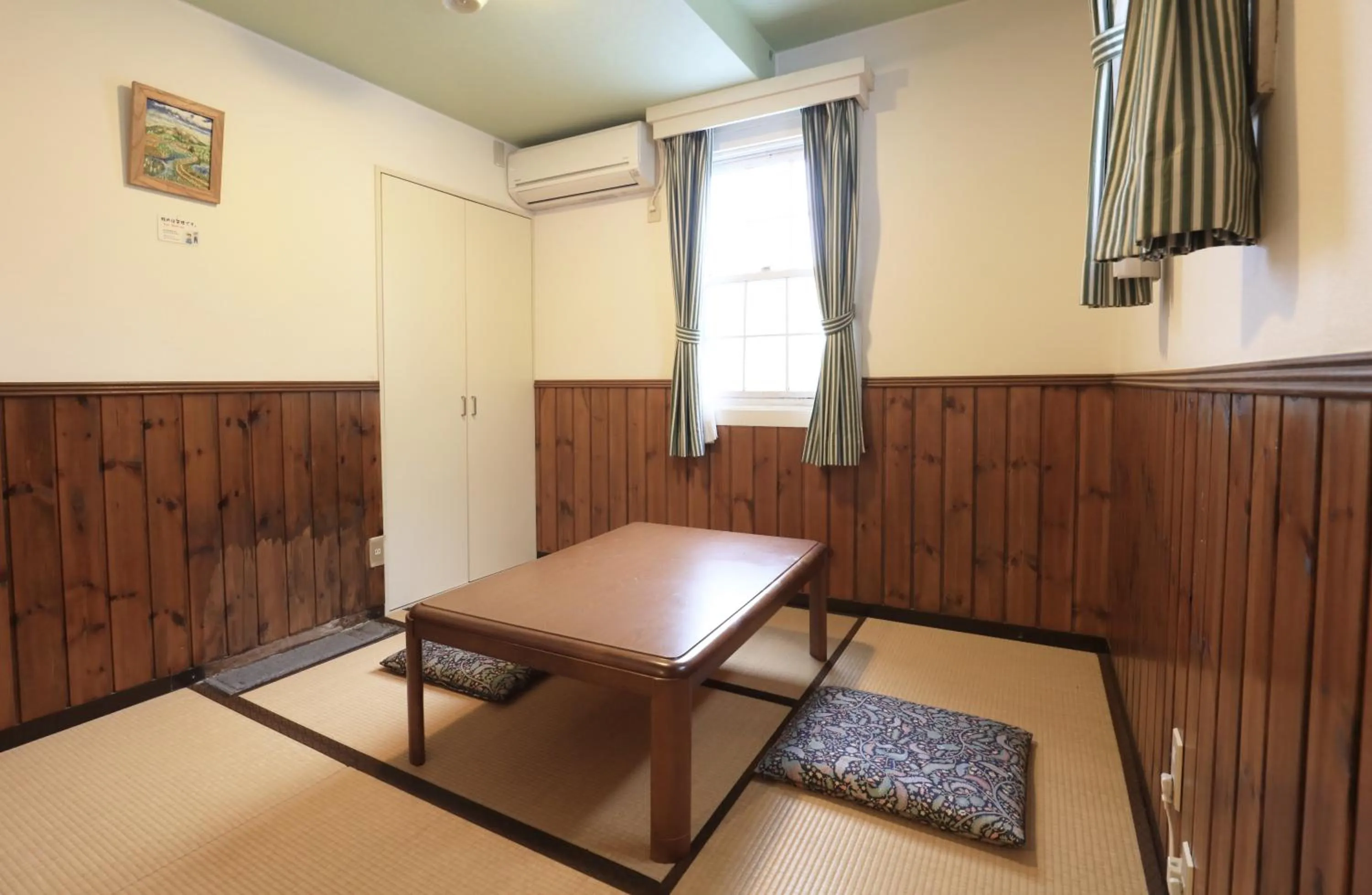 Photo of the whole room in Human resort