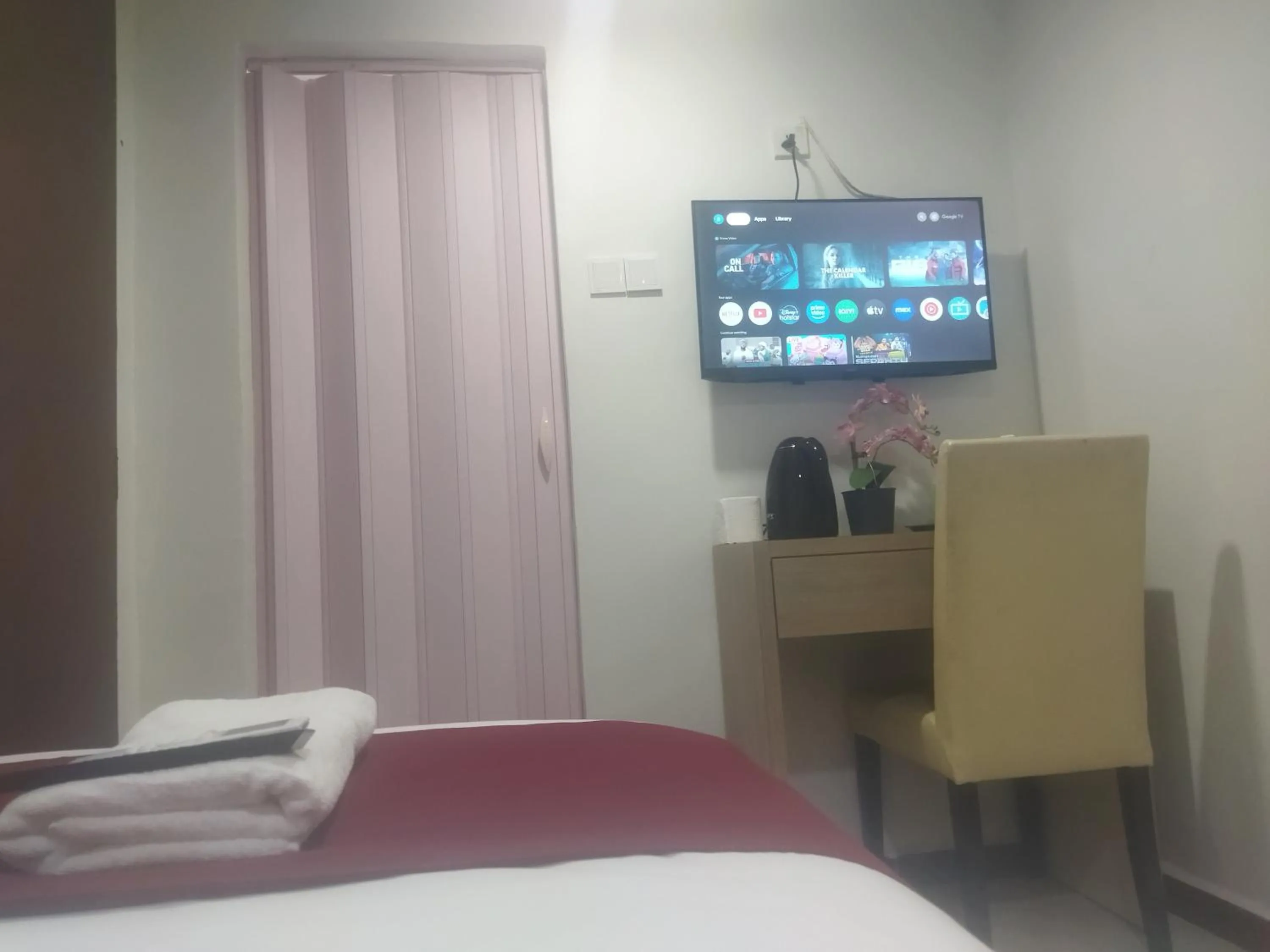 Bedroom, Bed in De Royal Hotel