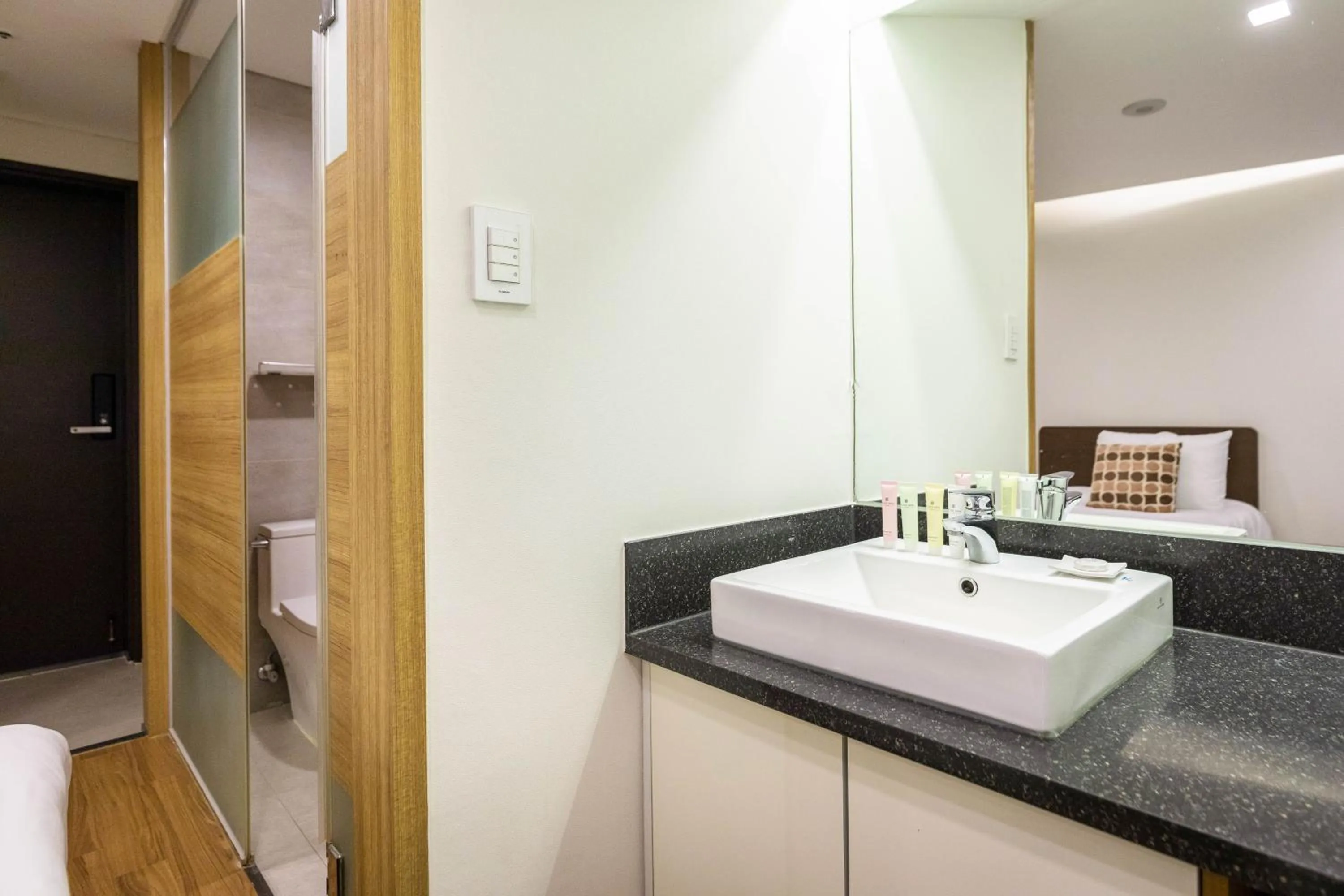 Photo of the whole room in Vistacay Hotel Worldcup