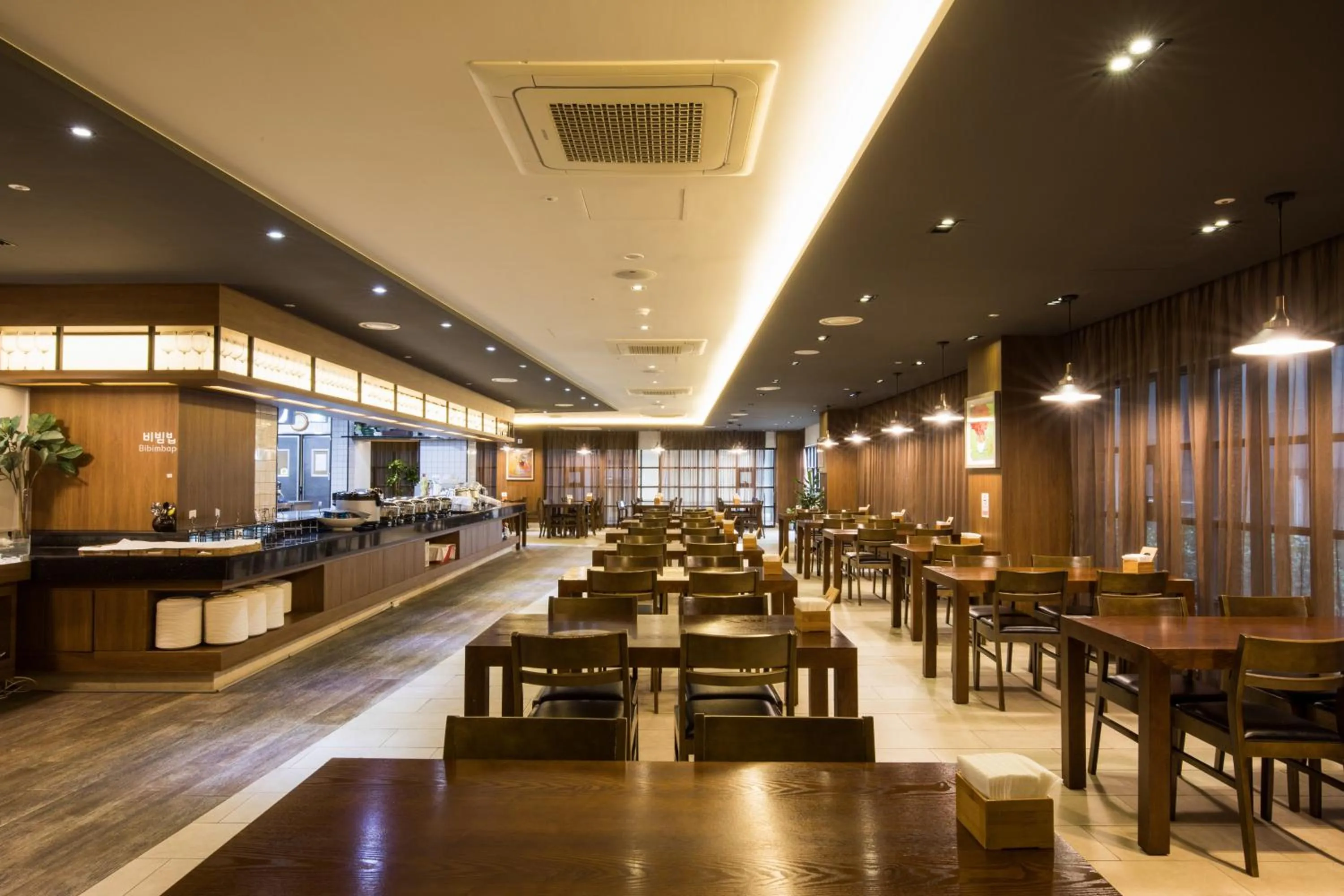 Restaurant/places to eat in Vistacay Hotel Worldcup