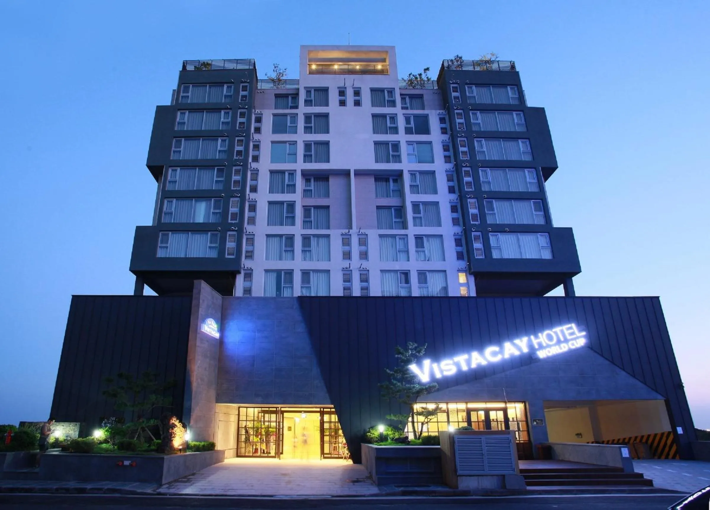 Property building in Vistacay Hotel Worldcup