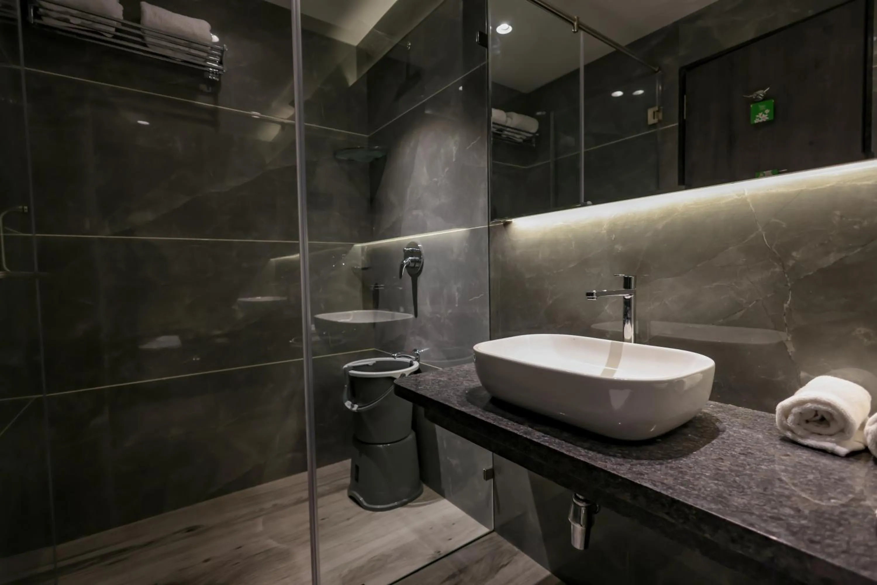 Shower in Hotel Hillberry