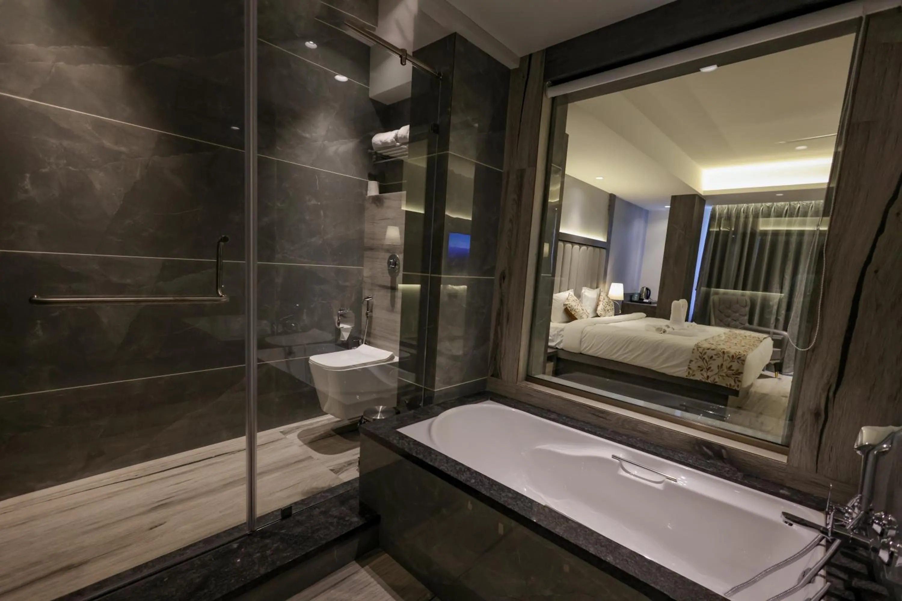 Shower, Bed in Hotel Hillberry