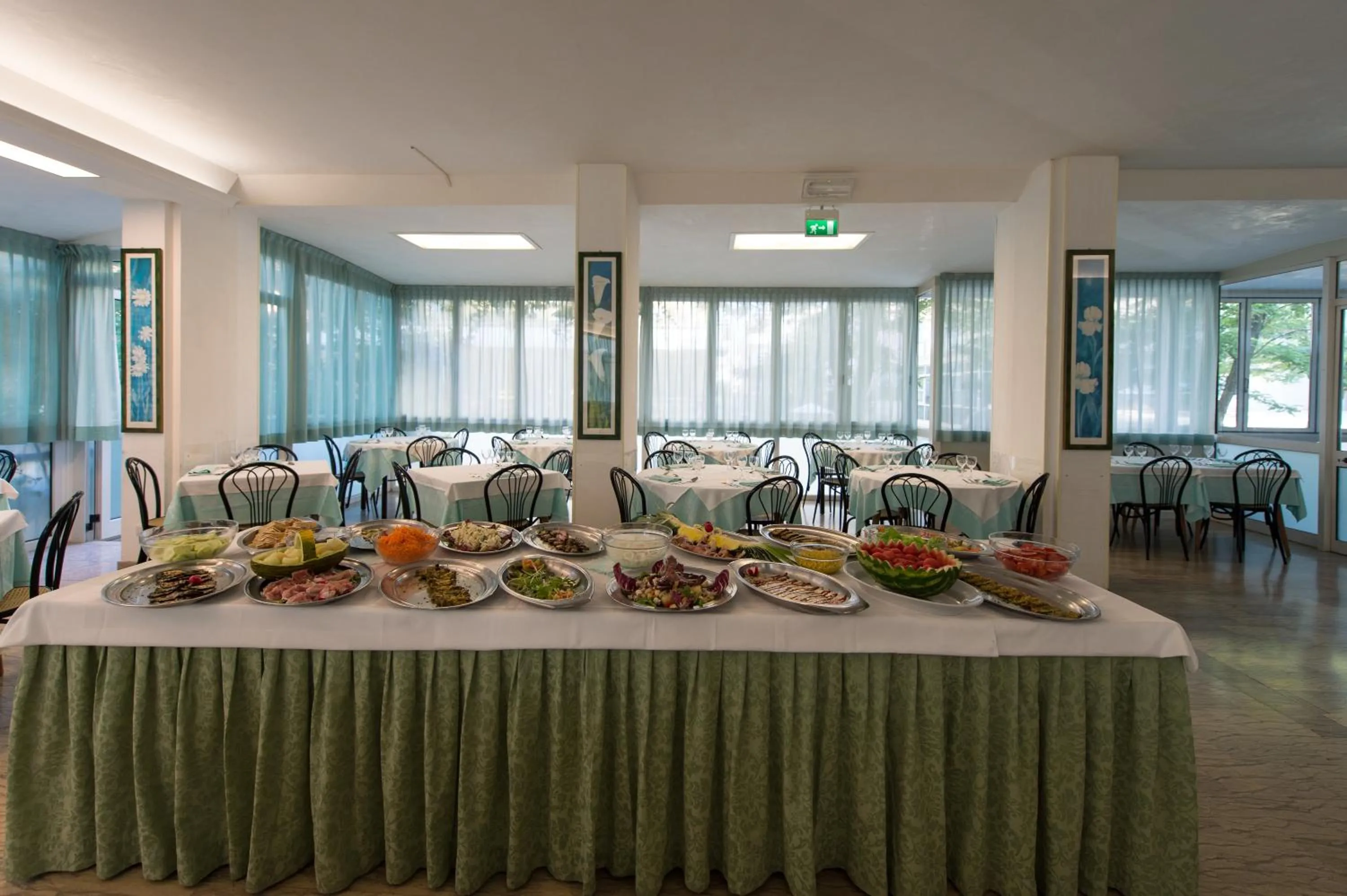 Restaurant/places to eat in Hotel Pacific