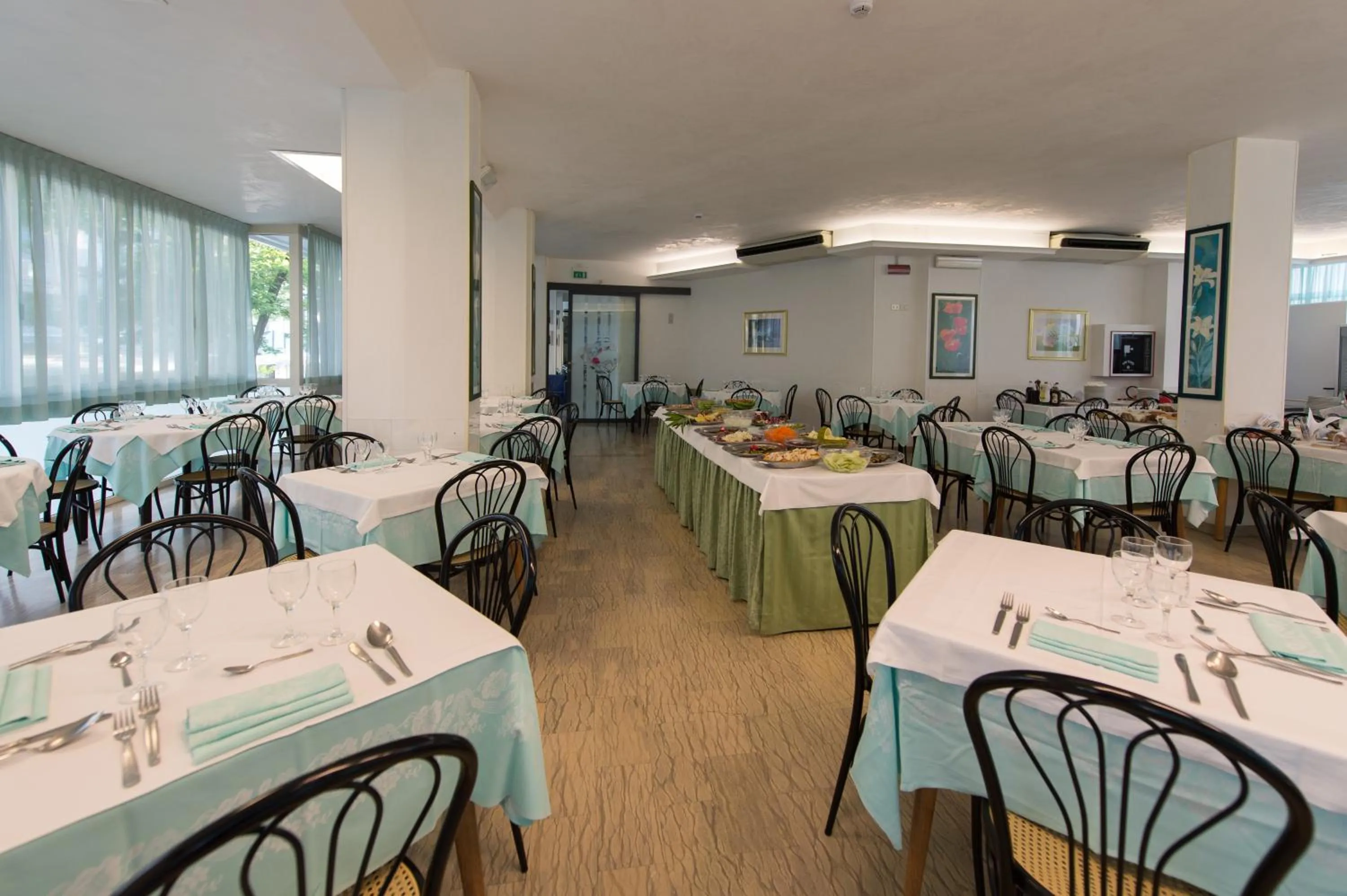 Restaurant/places to eat in Hotel Pacific