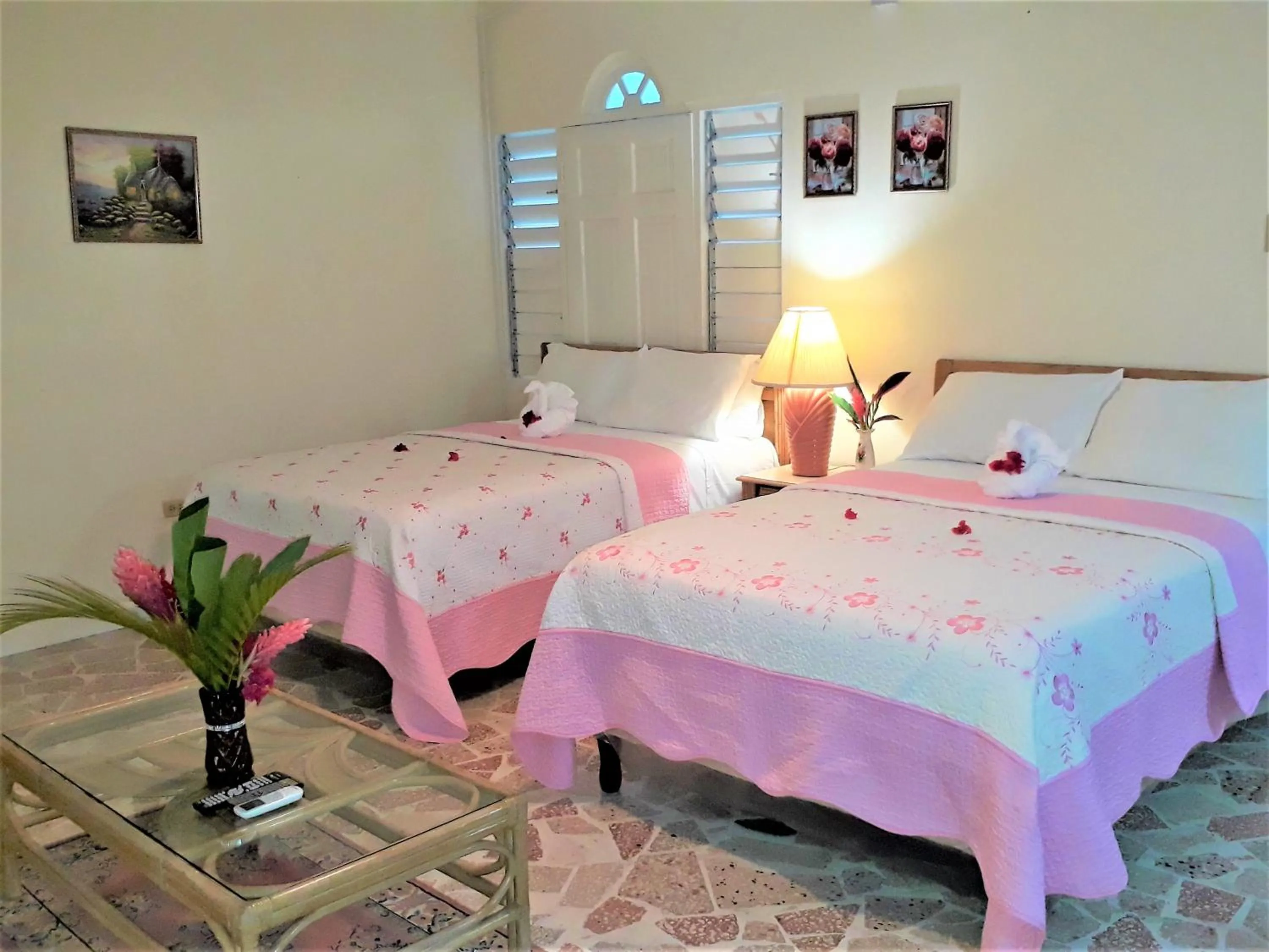 Bedroom, Bed in Paradise Inn