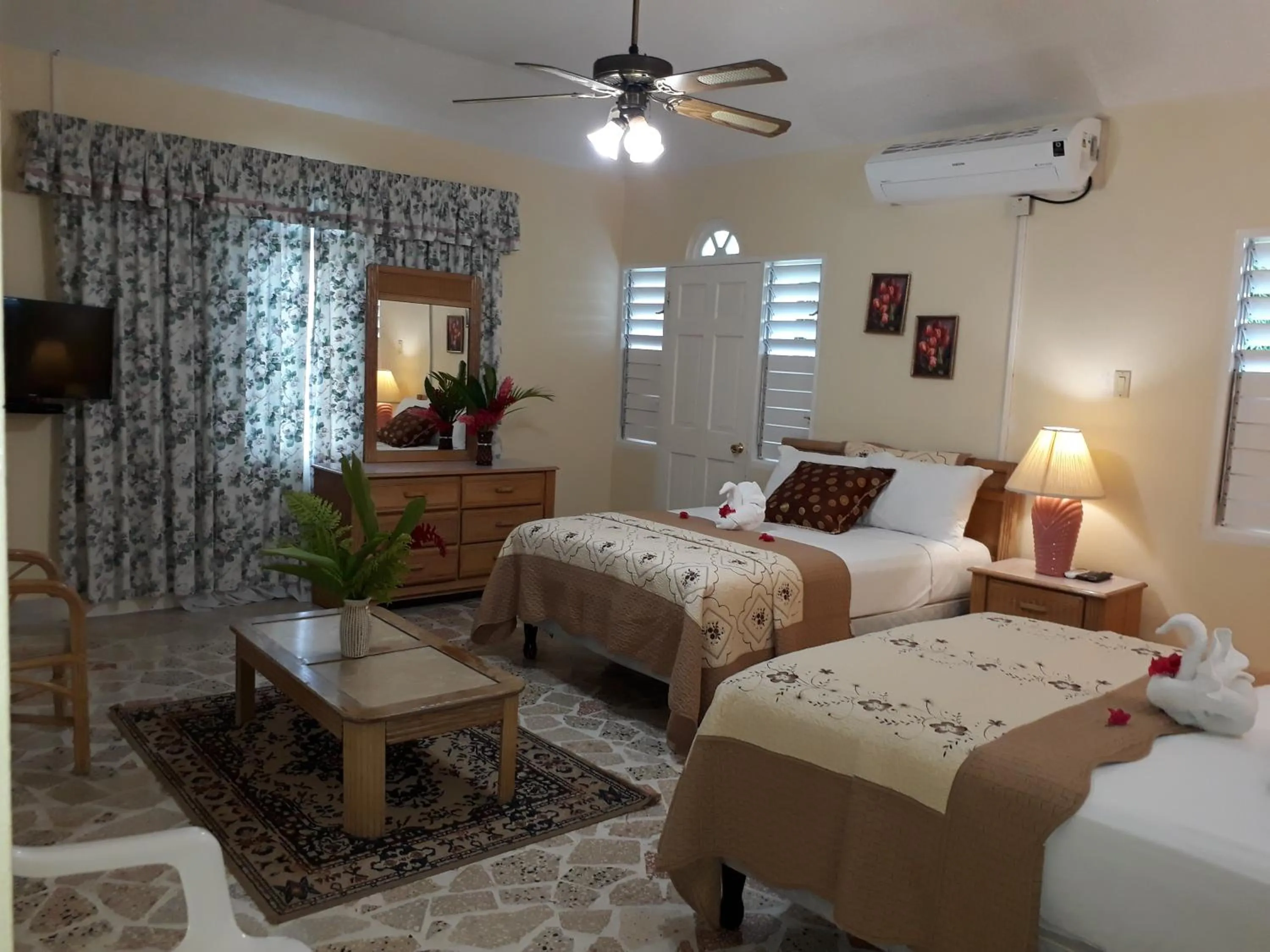 Photo of the whole room, Bed in Paradise Inn