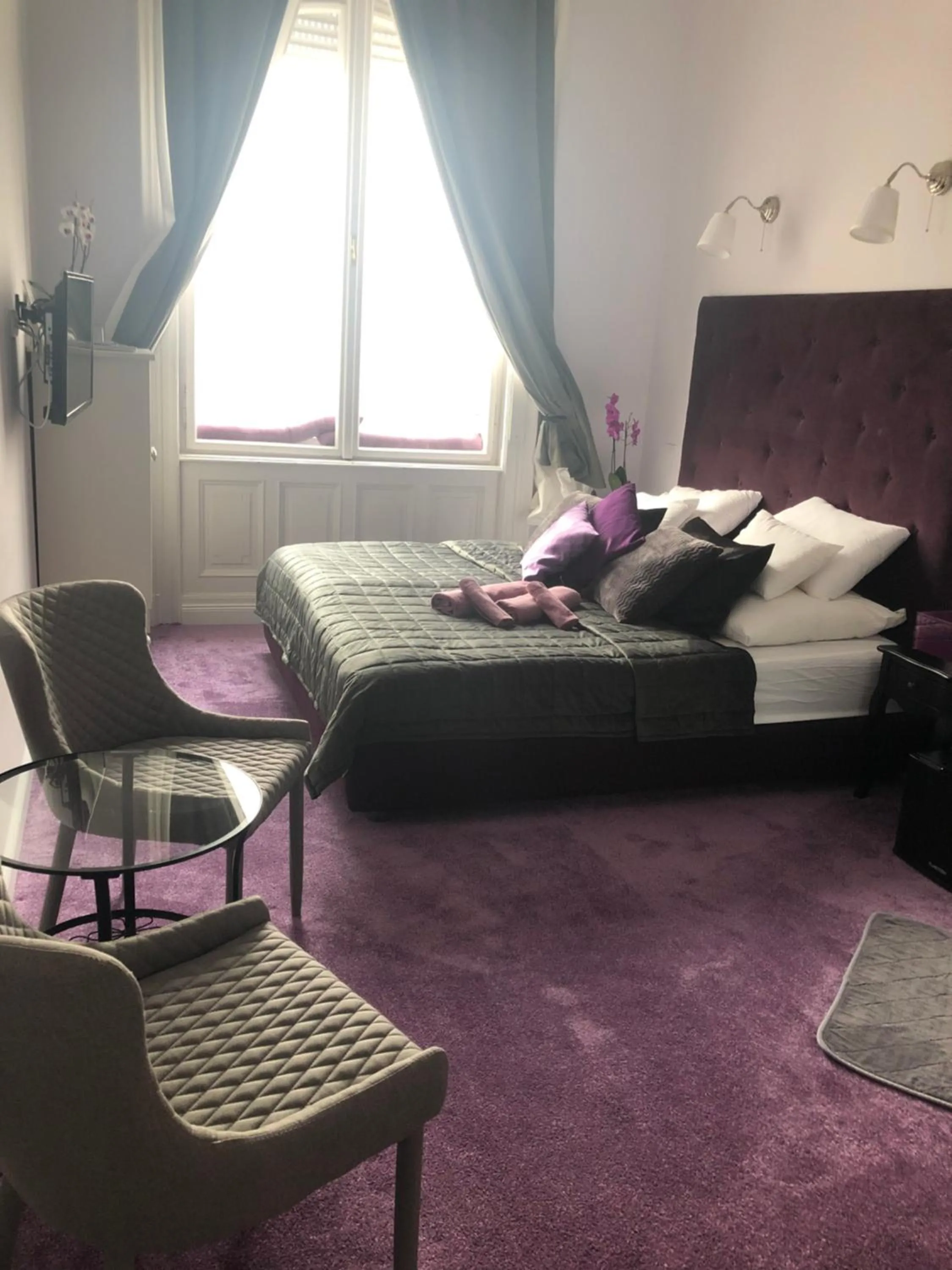 Photo of the whole room, Bed in Balance Home