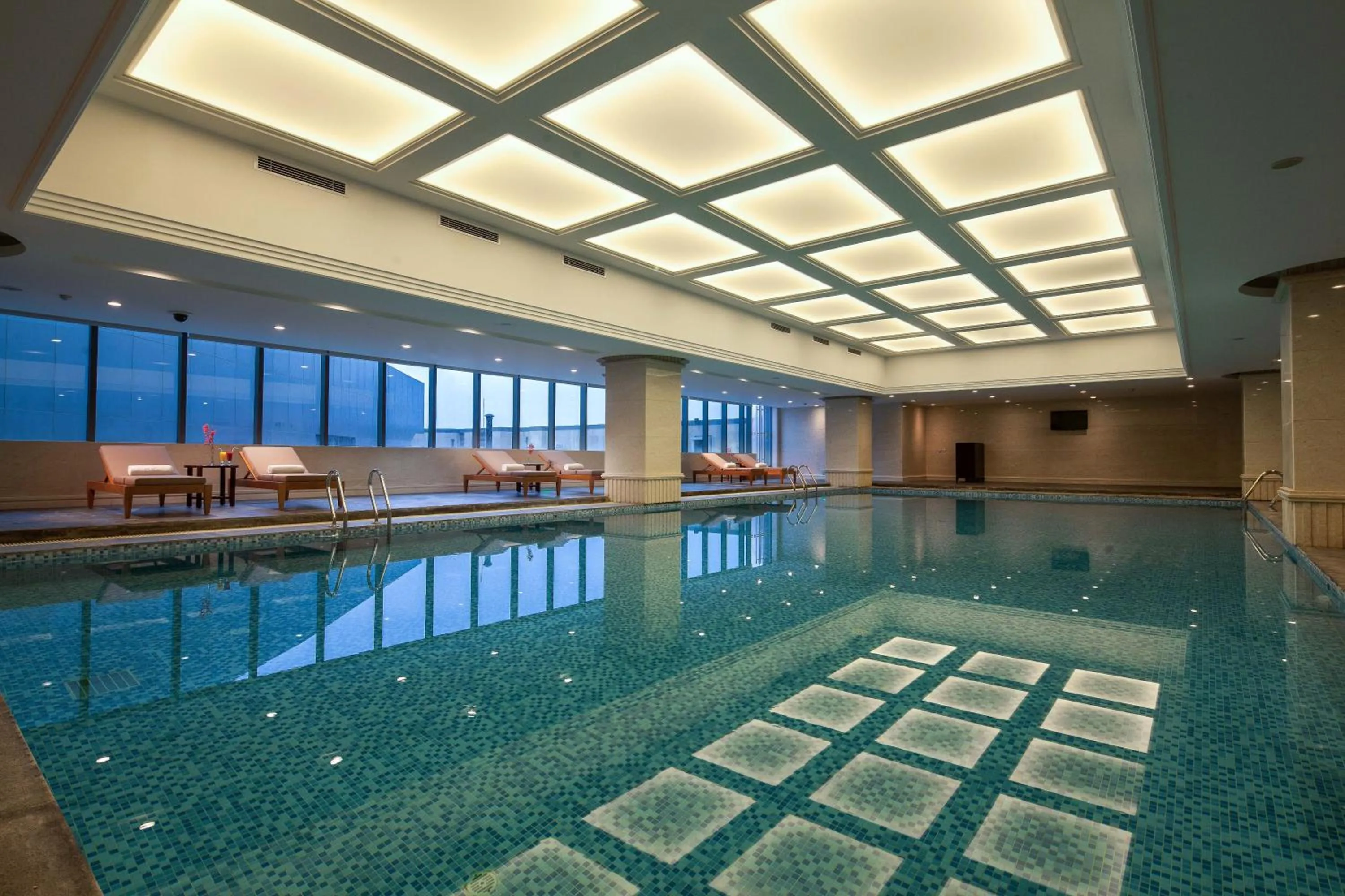 Swimming pool in Xi'an Airport Hotel