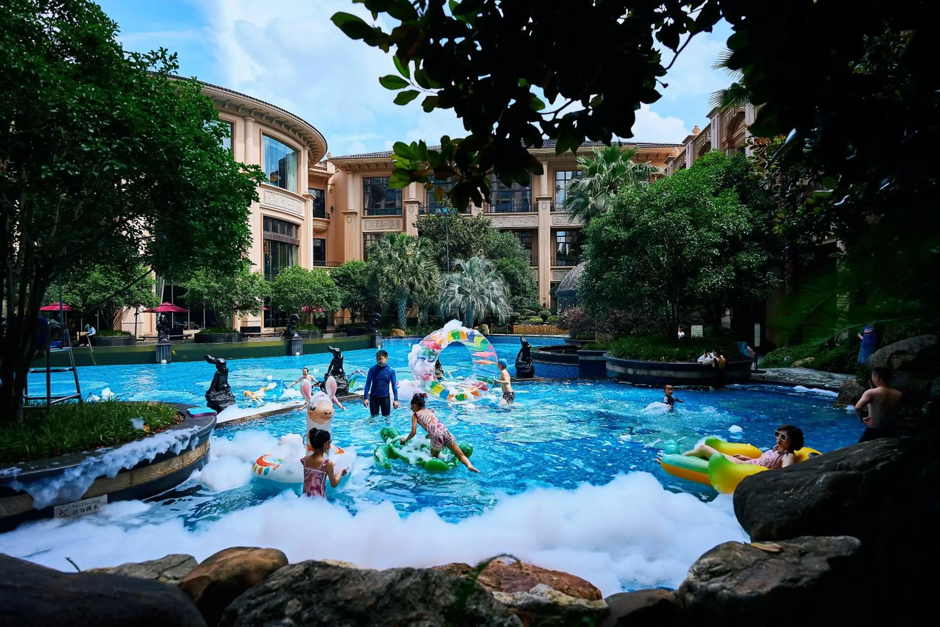 Pool view in Chateau Star River Shanghai Minhang Pool view in Chateau Star River Shanghai Minhang