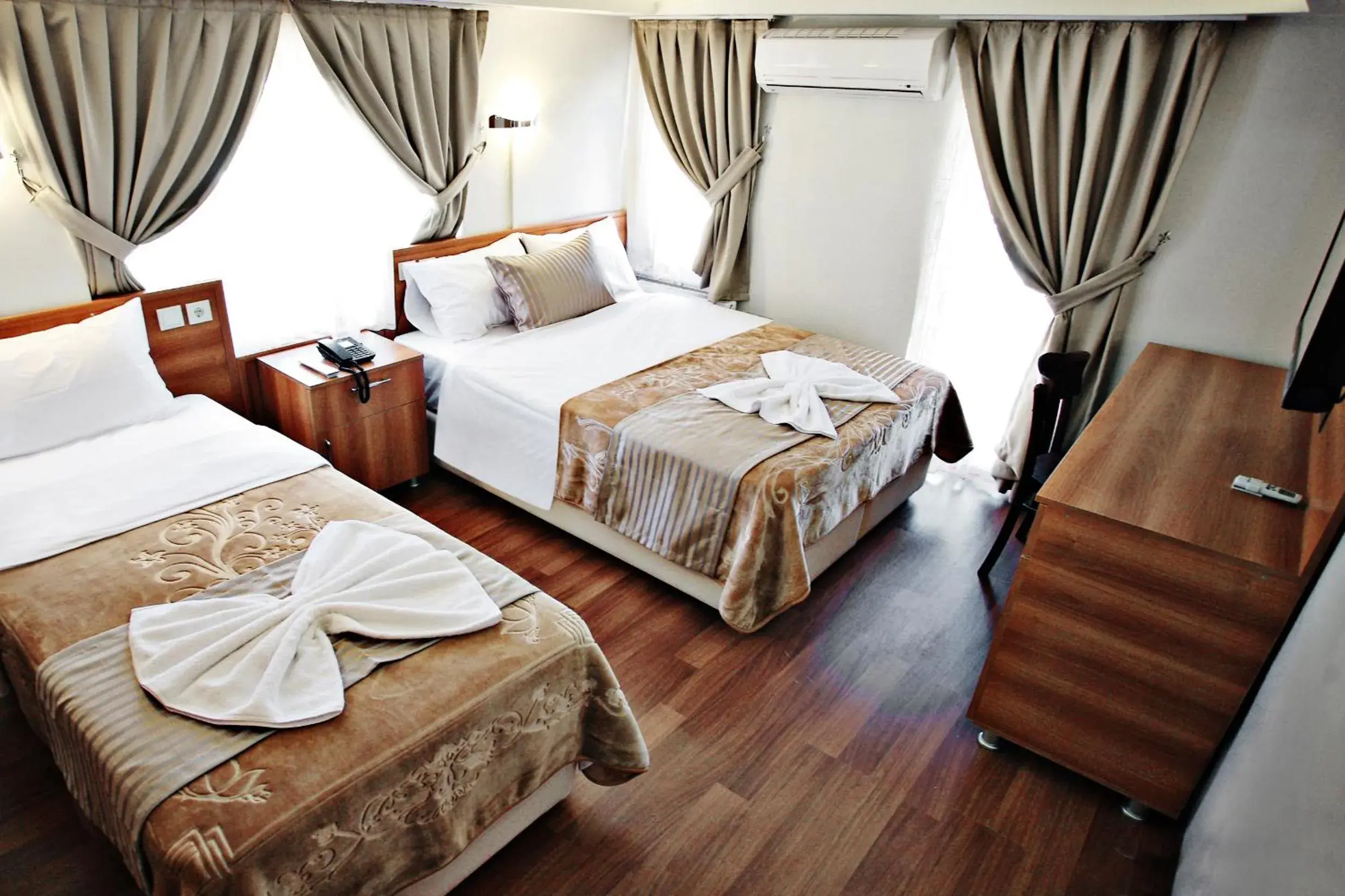 Day, Bed in Taksim Palace Hotel Day, Bed in Taksim Palace Hotel