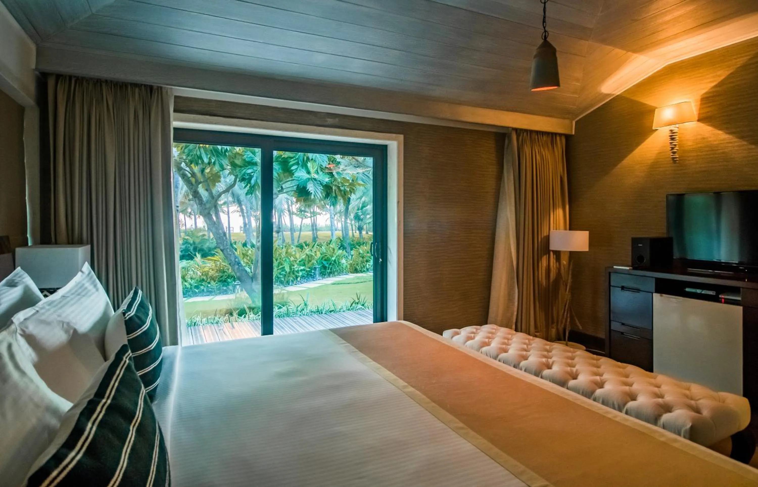 Bedroom, Bed in Planet Hollywood Beach Resort Goa