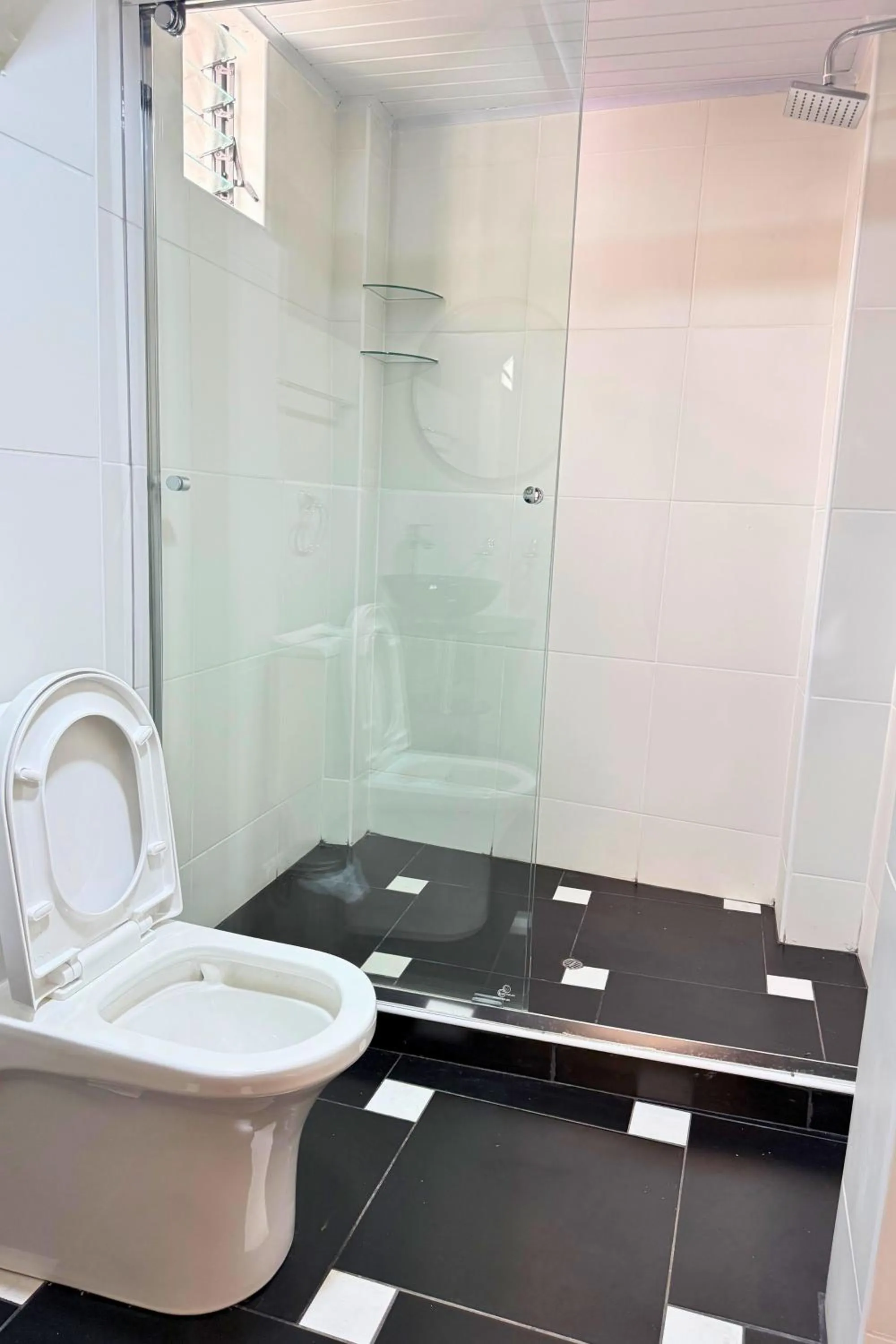 Shower in Andenes del Inca Hotel