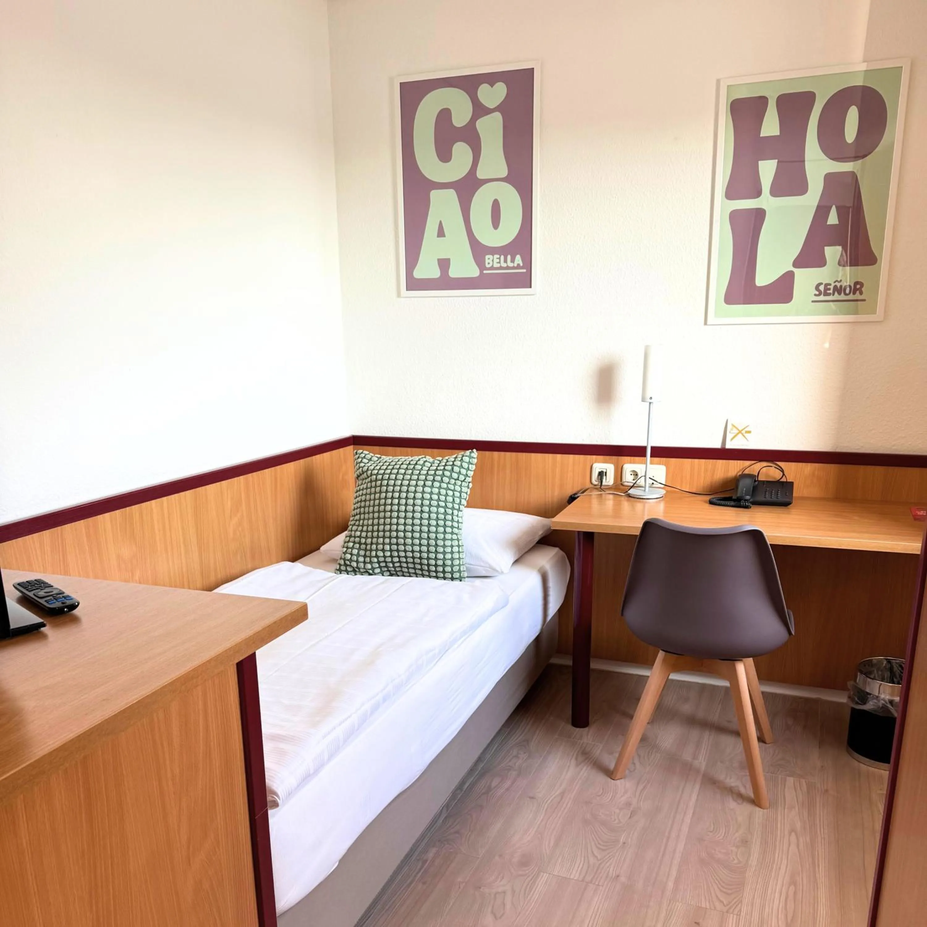 Photo of the whole room, Bed in Colourful Hotel