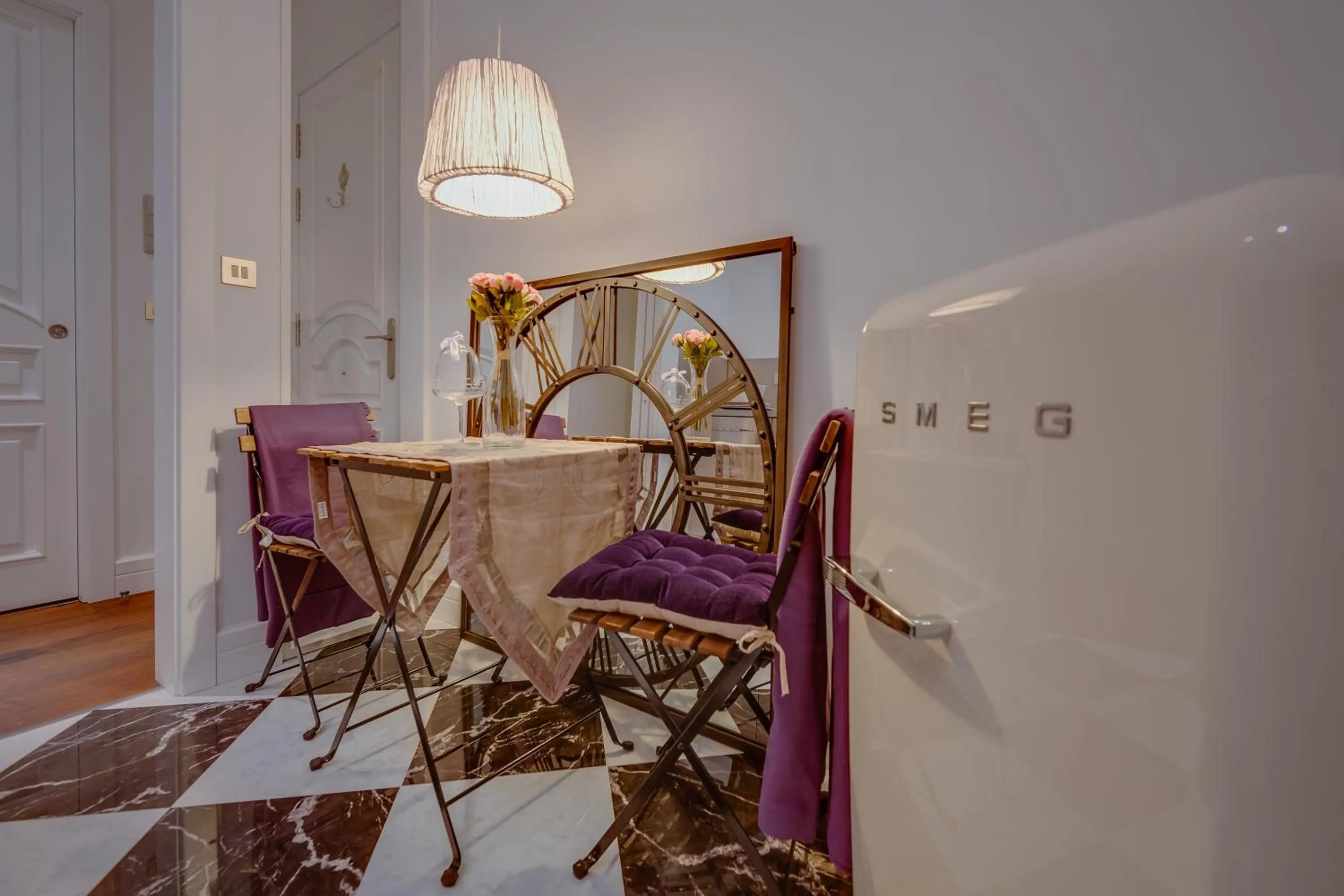 Kitchen or kitchenette in Purple Dog Suites