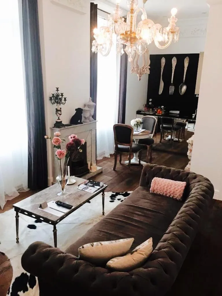 Kitchen or kitchenette in Purple Dog Suites