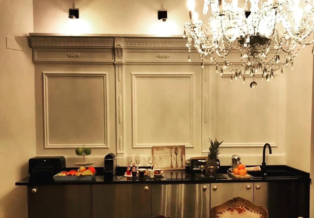 Kitchen or kitchenette in Purple Dog Suites