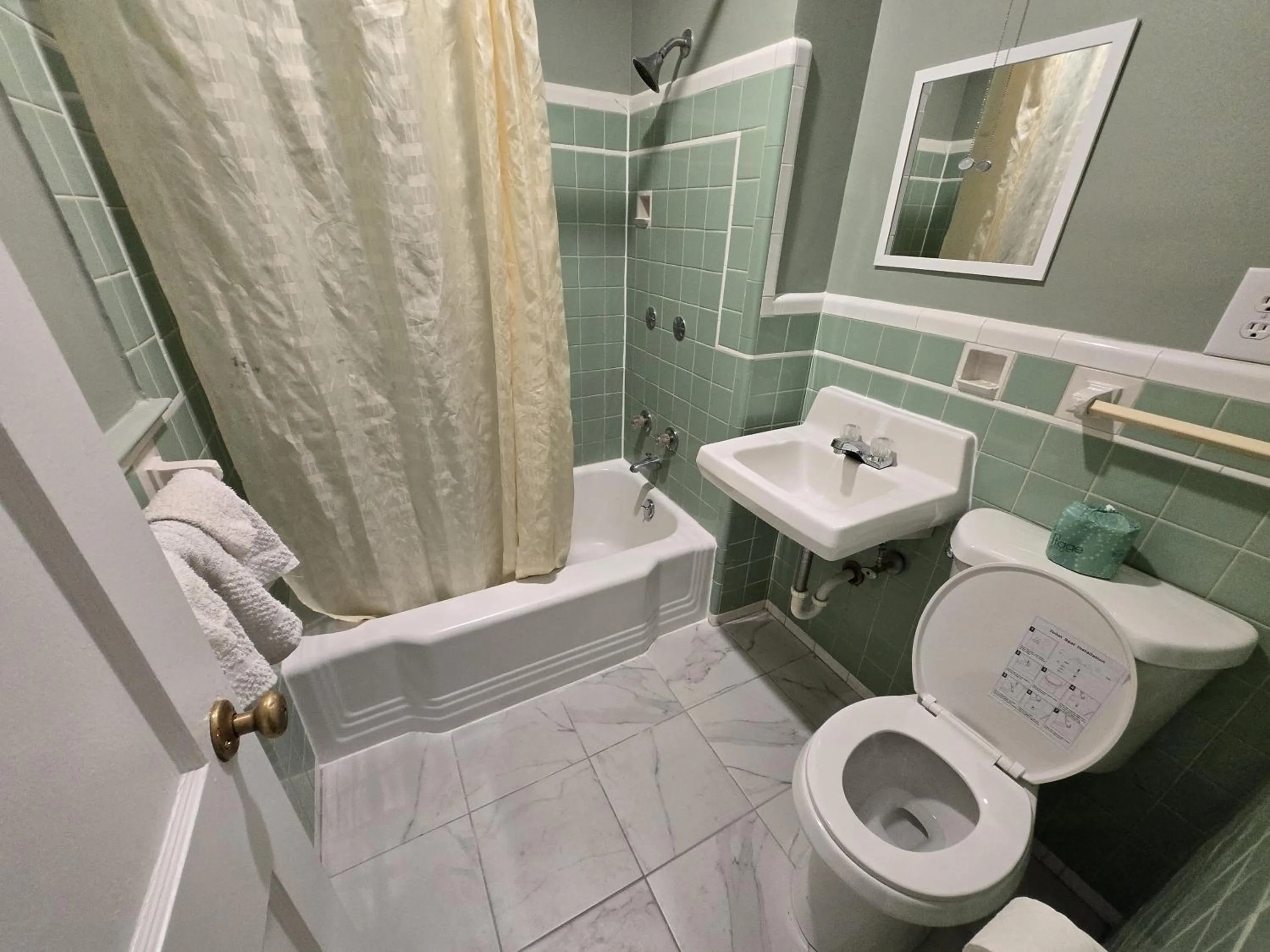 Bathroom in Skyline Motel by Belvilla Waynesboro US 250