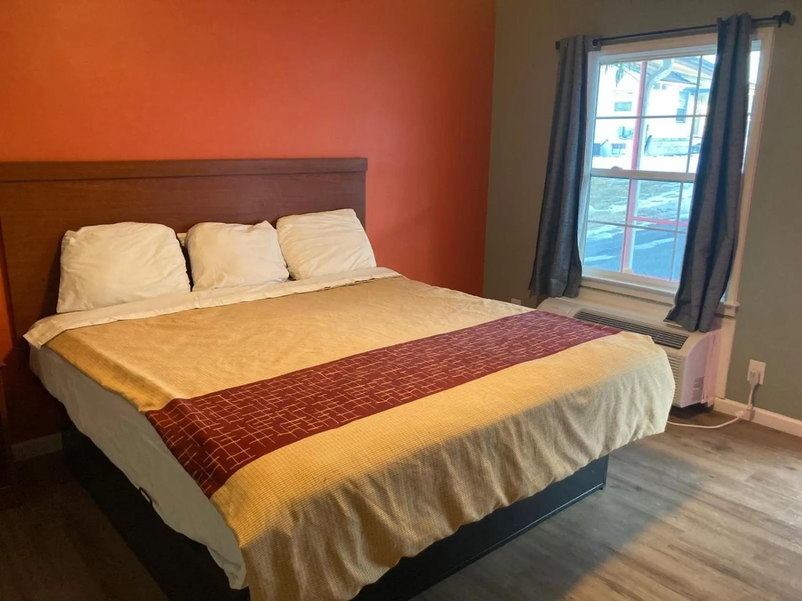 Bedroom in Skyline Motel by Belvilla Waynesboro US 250