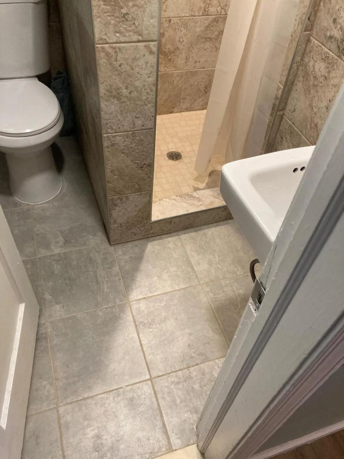 Bathroom in Skyline Motel by Belvilla Waynesboro US 250