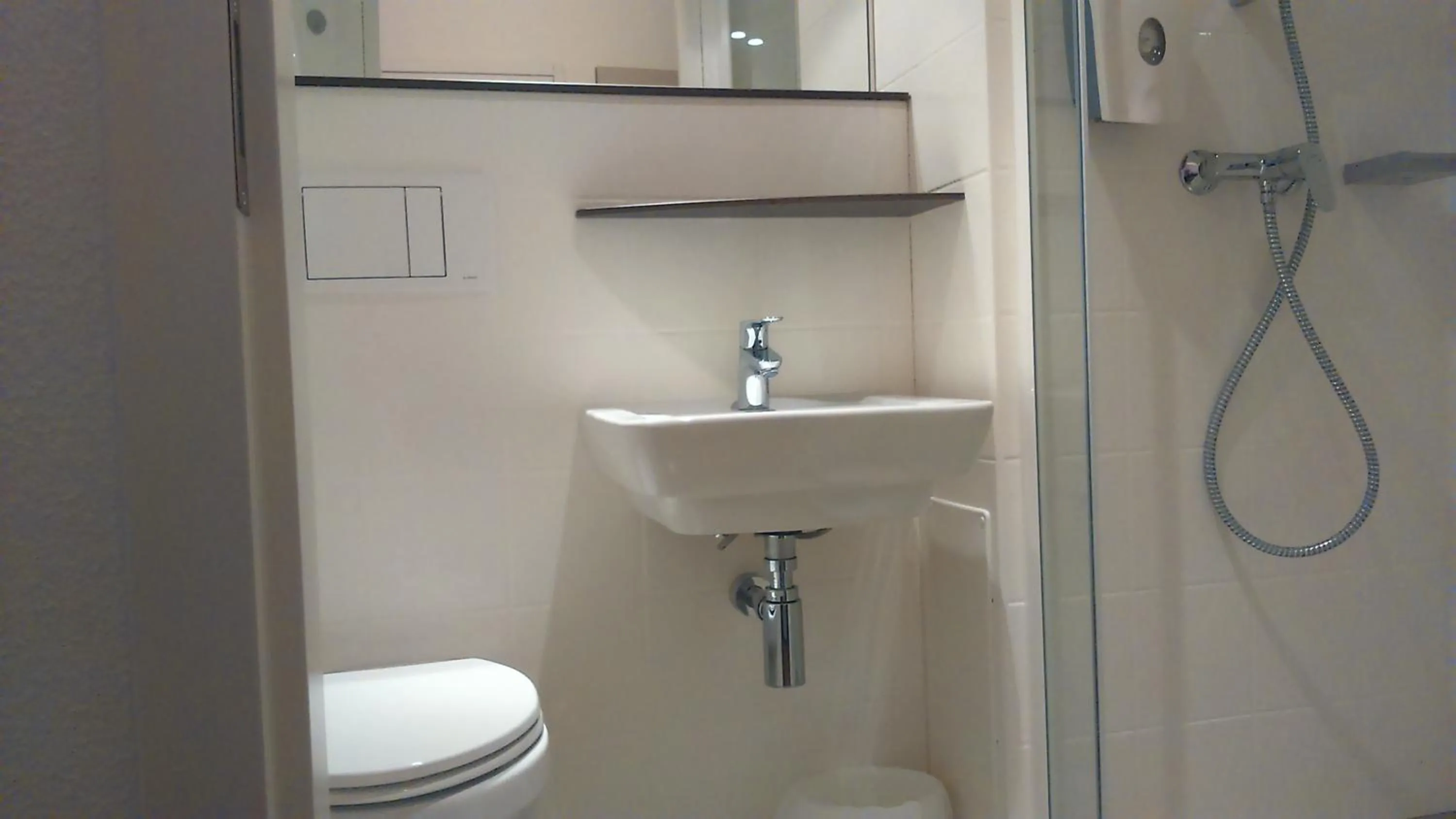 Bathroom in Kyriad Direct Arras - Saint-Laurent-Blangy - Parc Expo