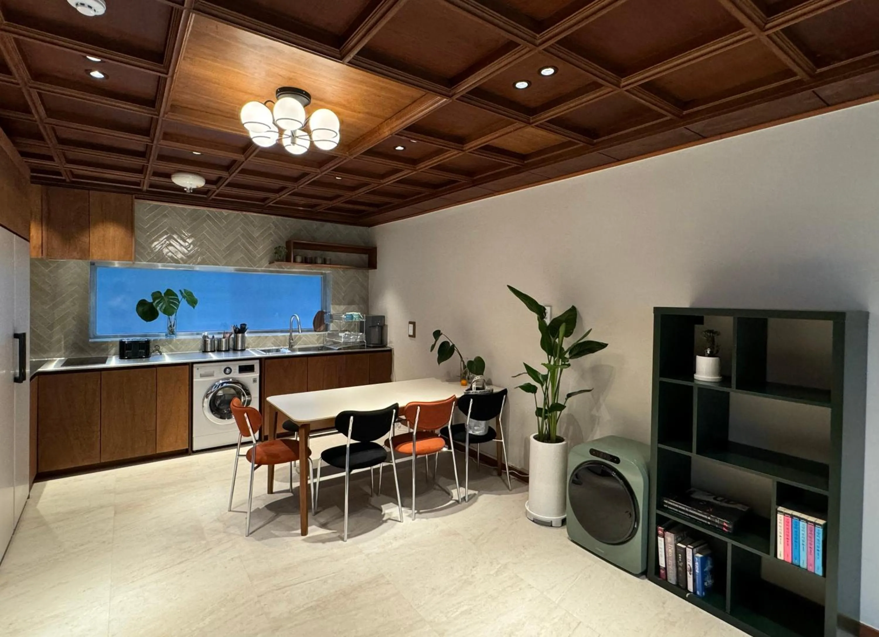 Communal lounge/ TV room in DADU House