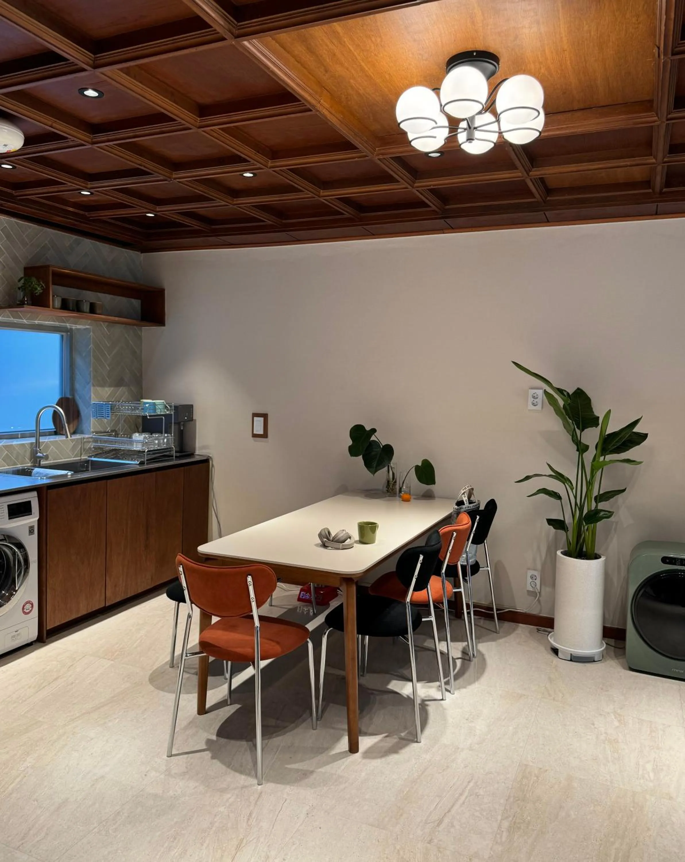 Communal lounge/ TV room in DADU House