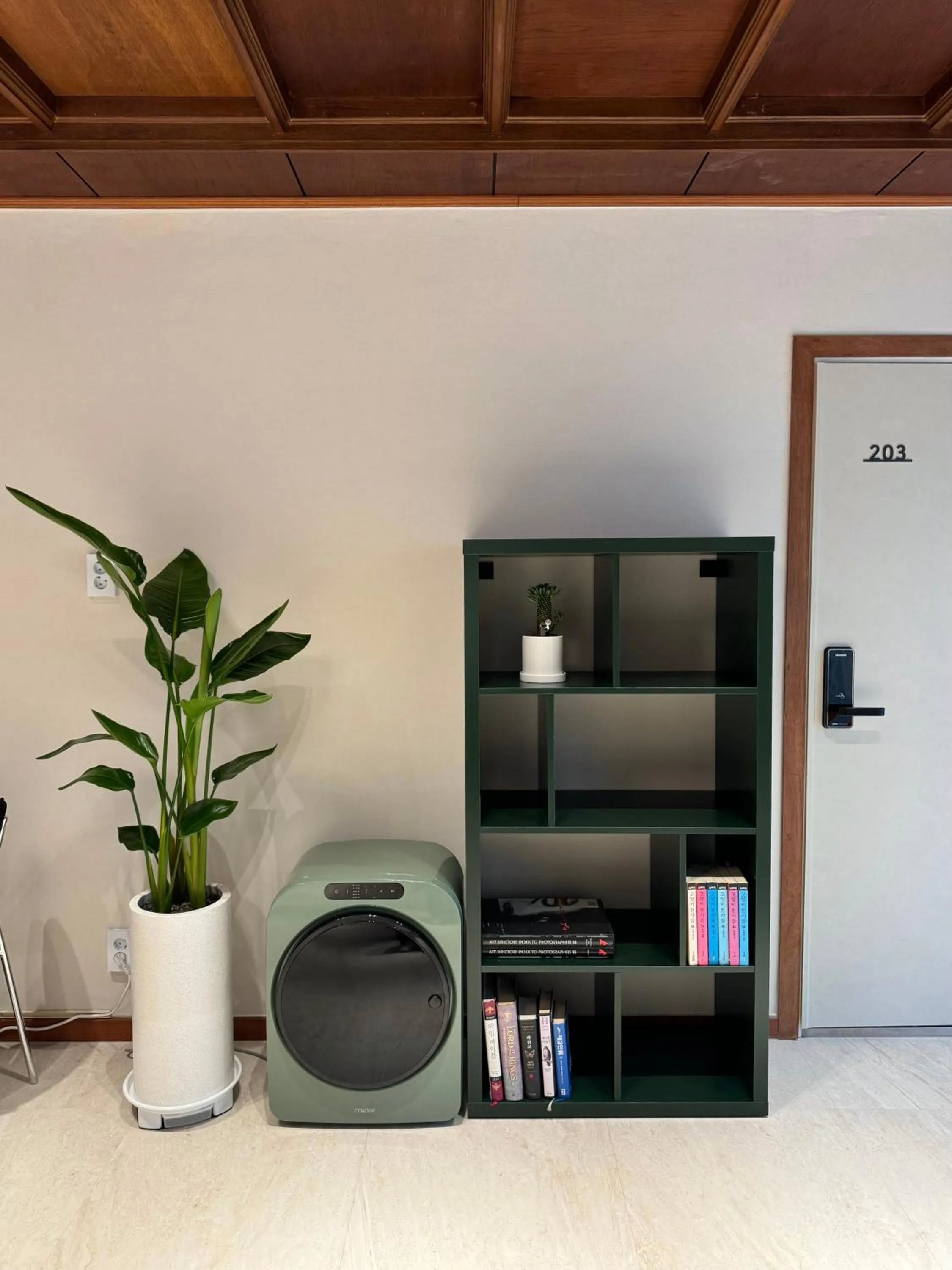 Communal lounge/ TV room in DADU House