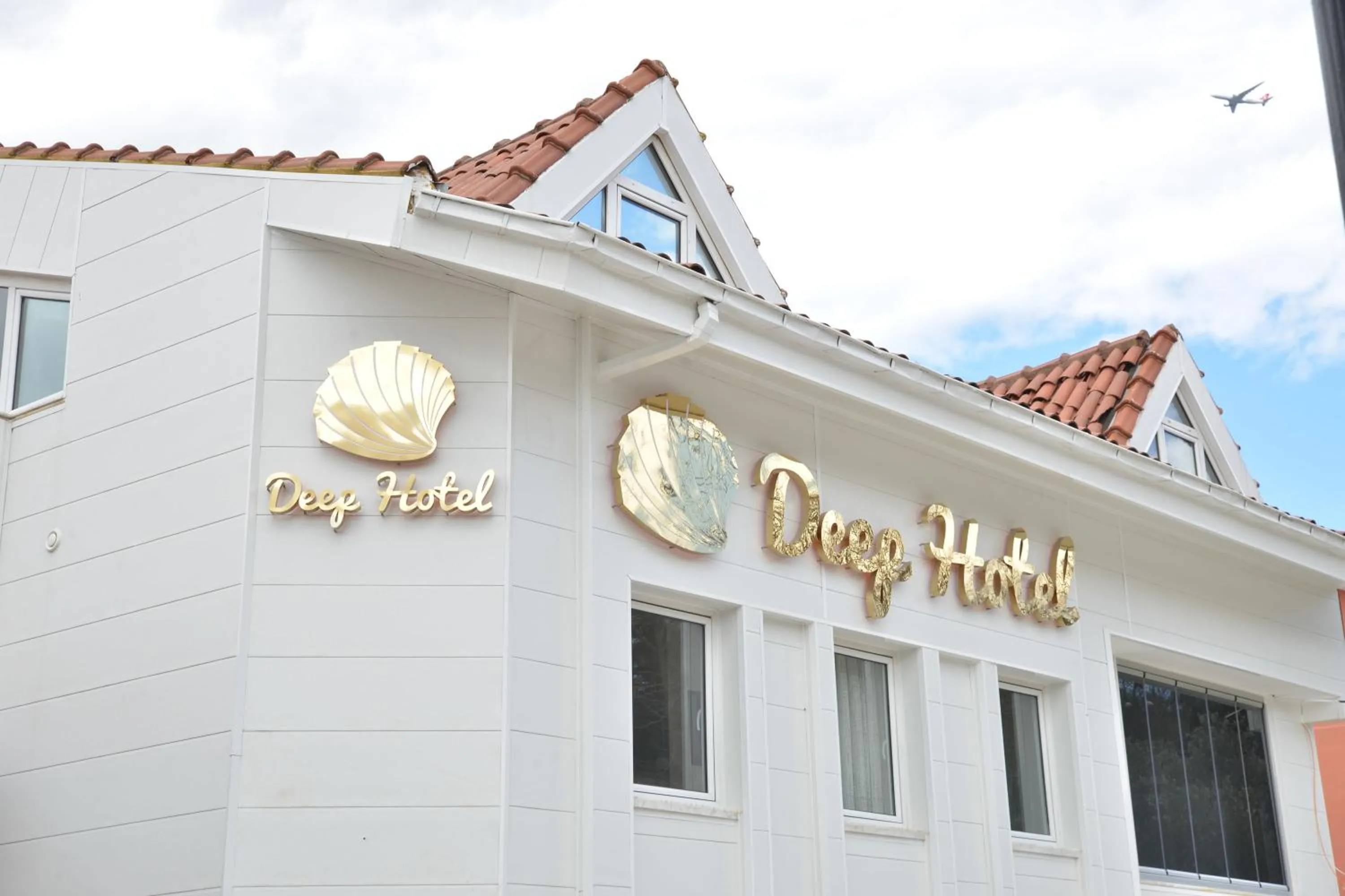 Facade/entrance in Deep Hotel