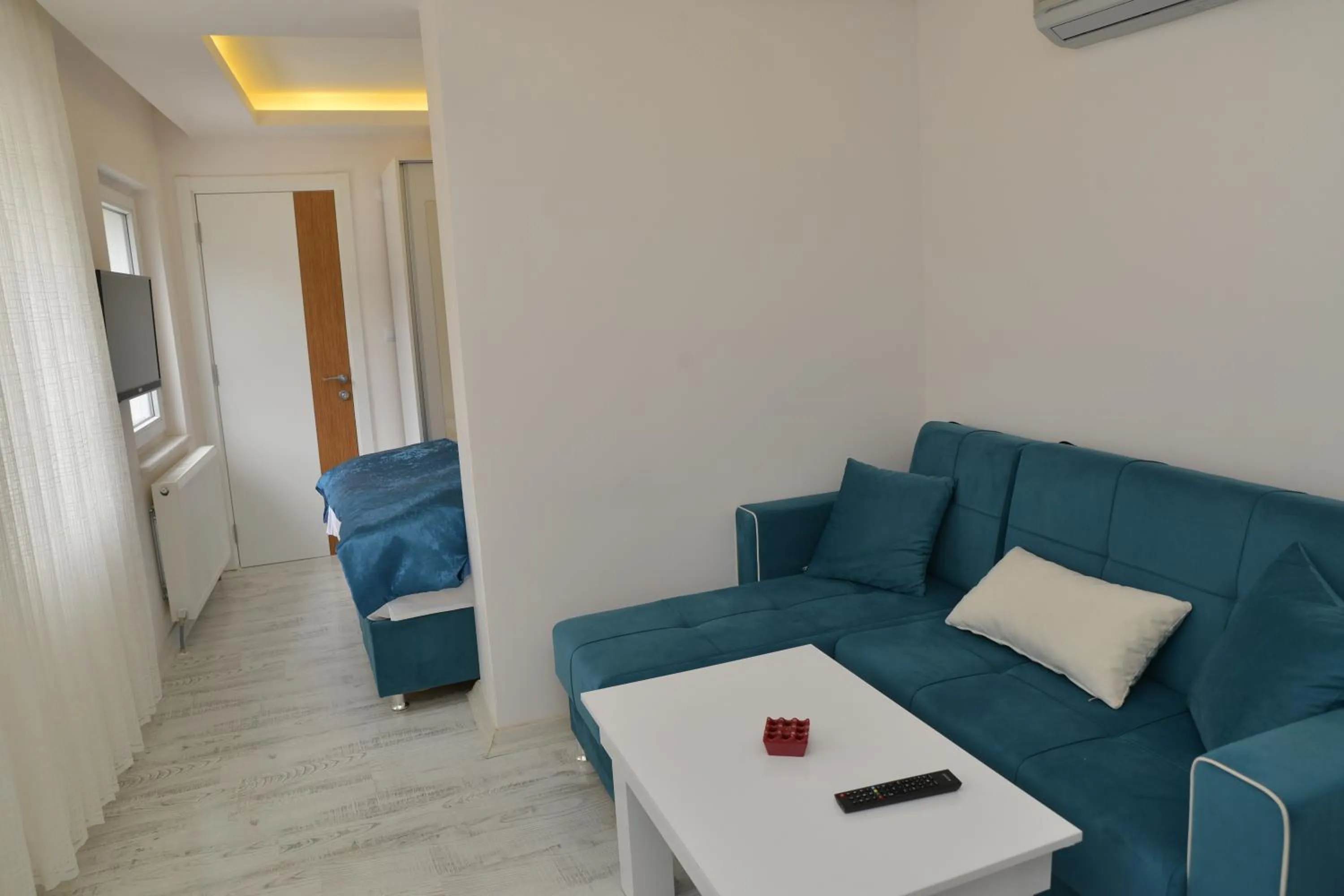 Photo of the whole room in Deep Hotel