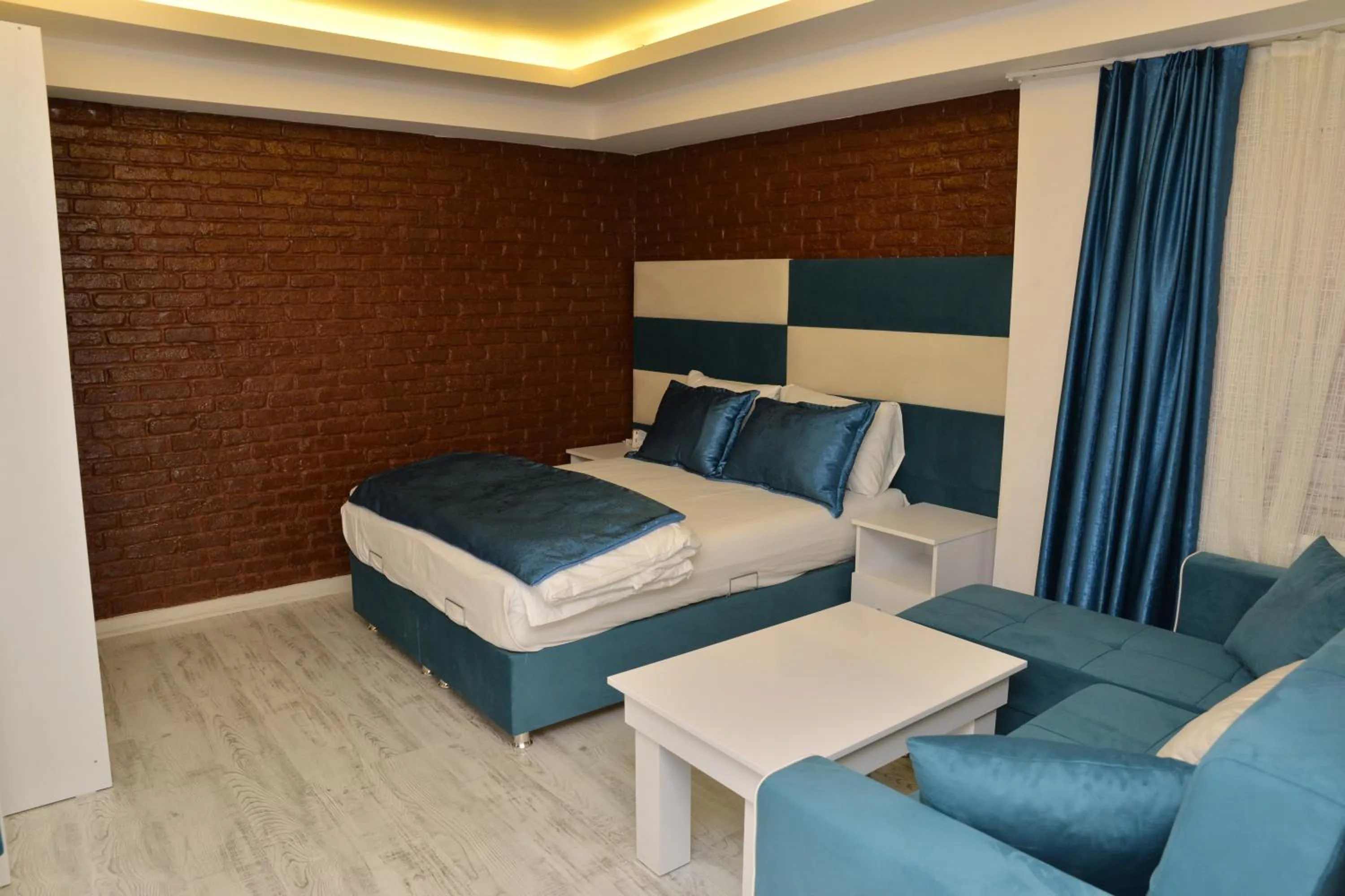 Photo of the whole room in Deep Hotel