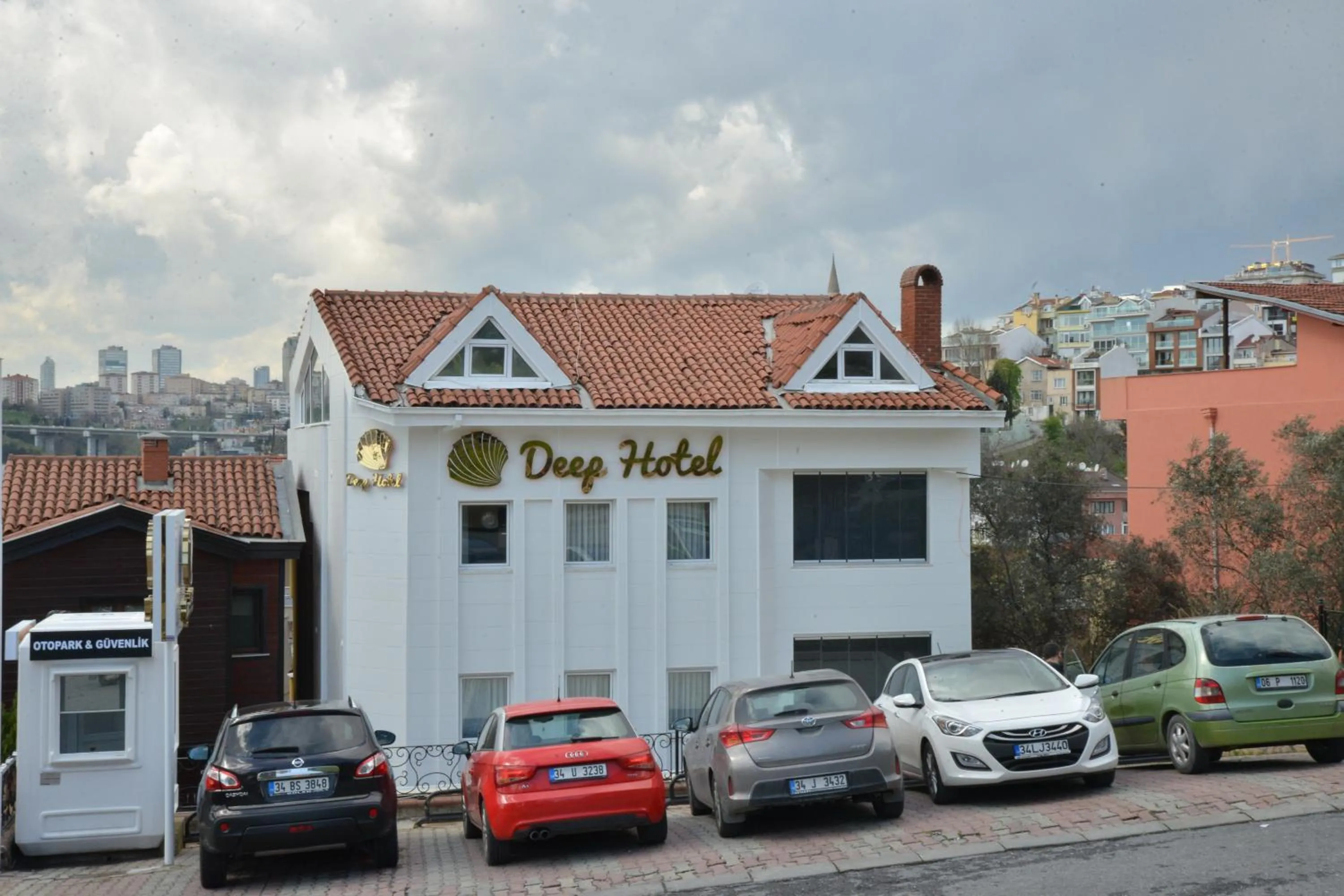 Facade/entrance in Deep Hotel