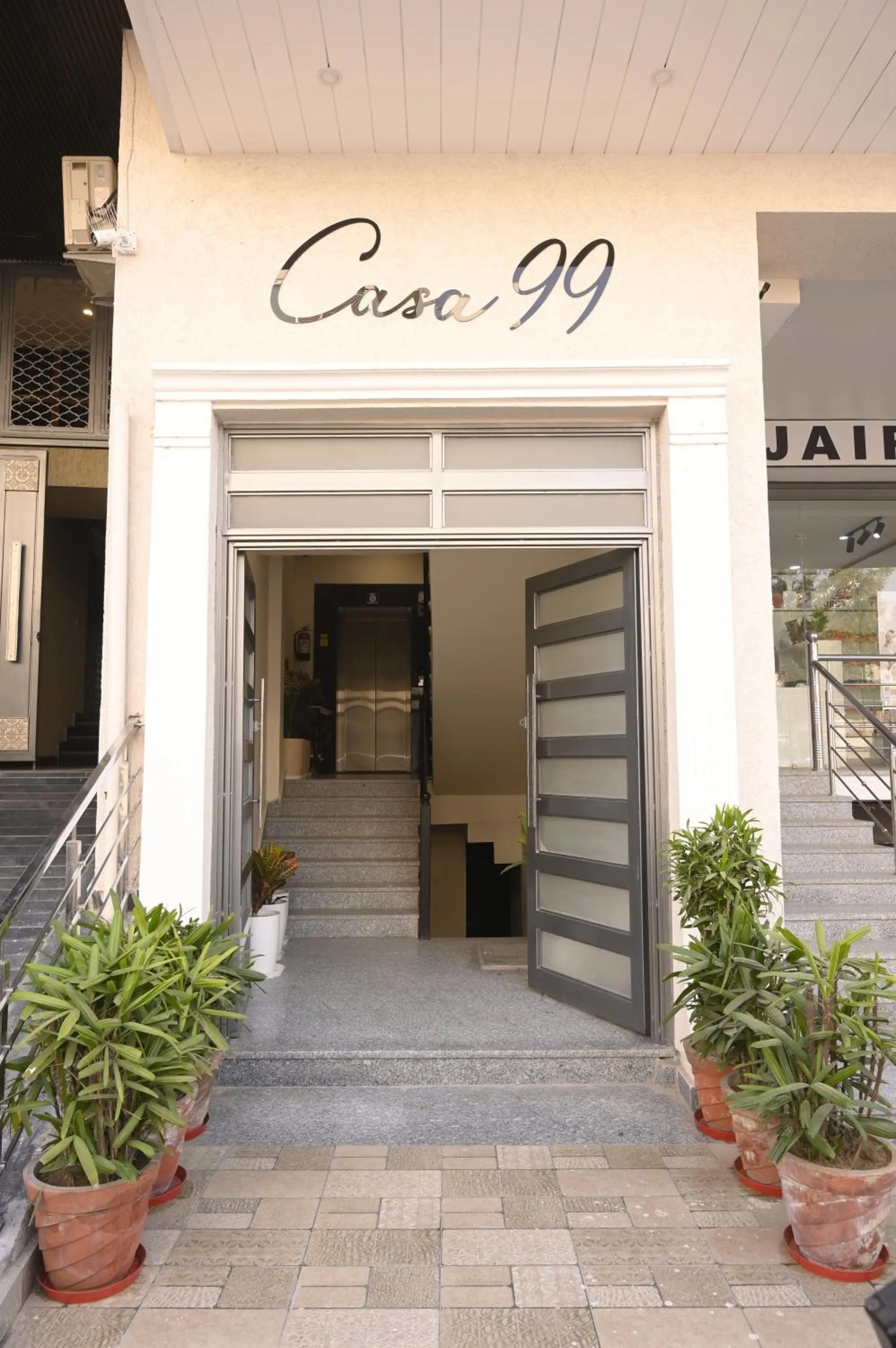 Facade/entrance in Casa99