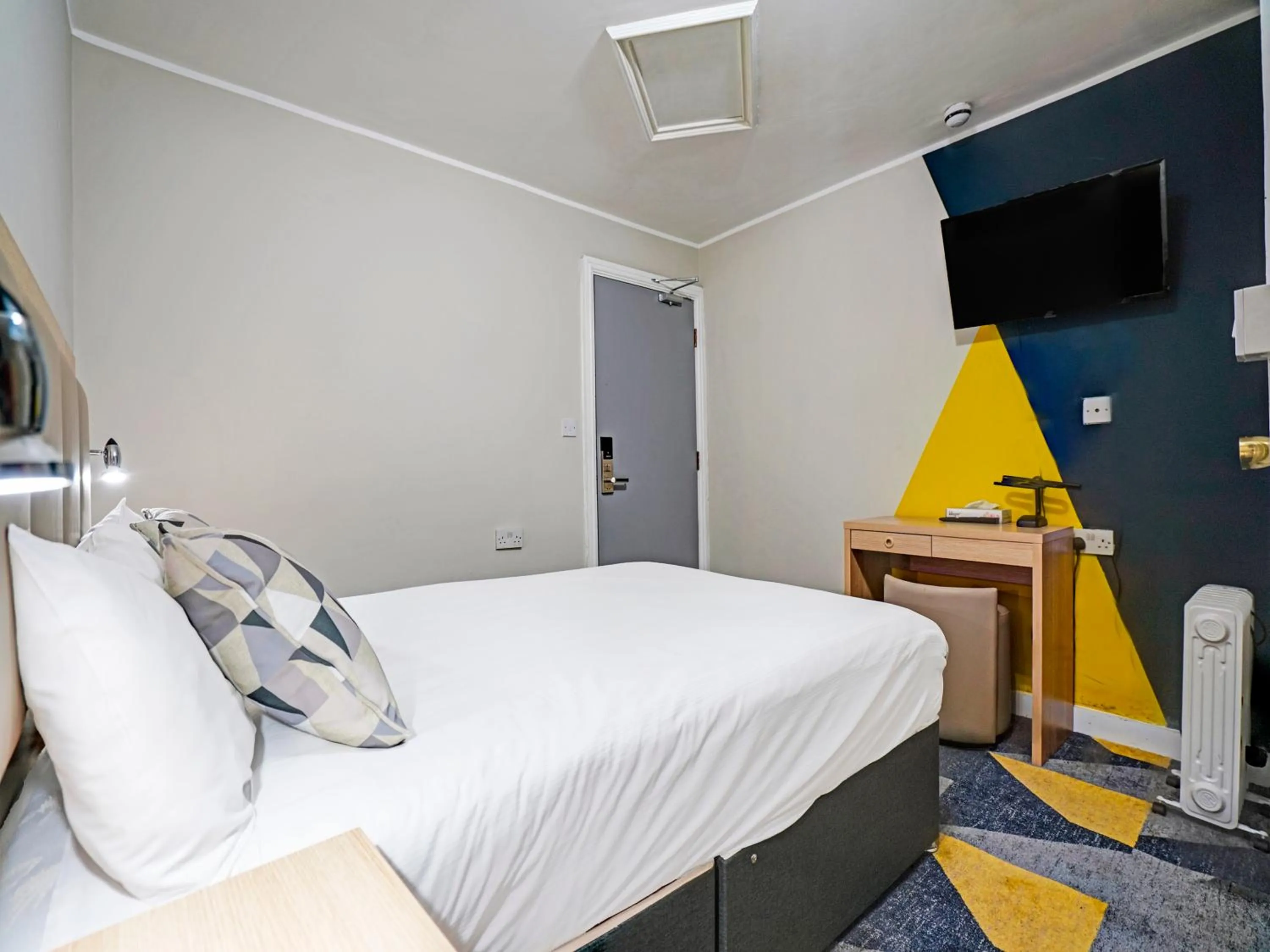 Photo of the whole room, Bed in Weaste Hotel, West Manchester Hotel