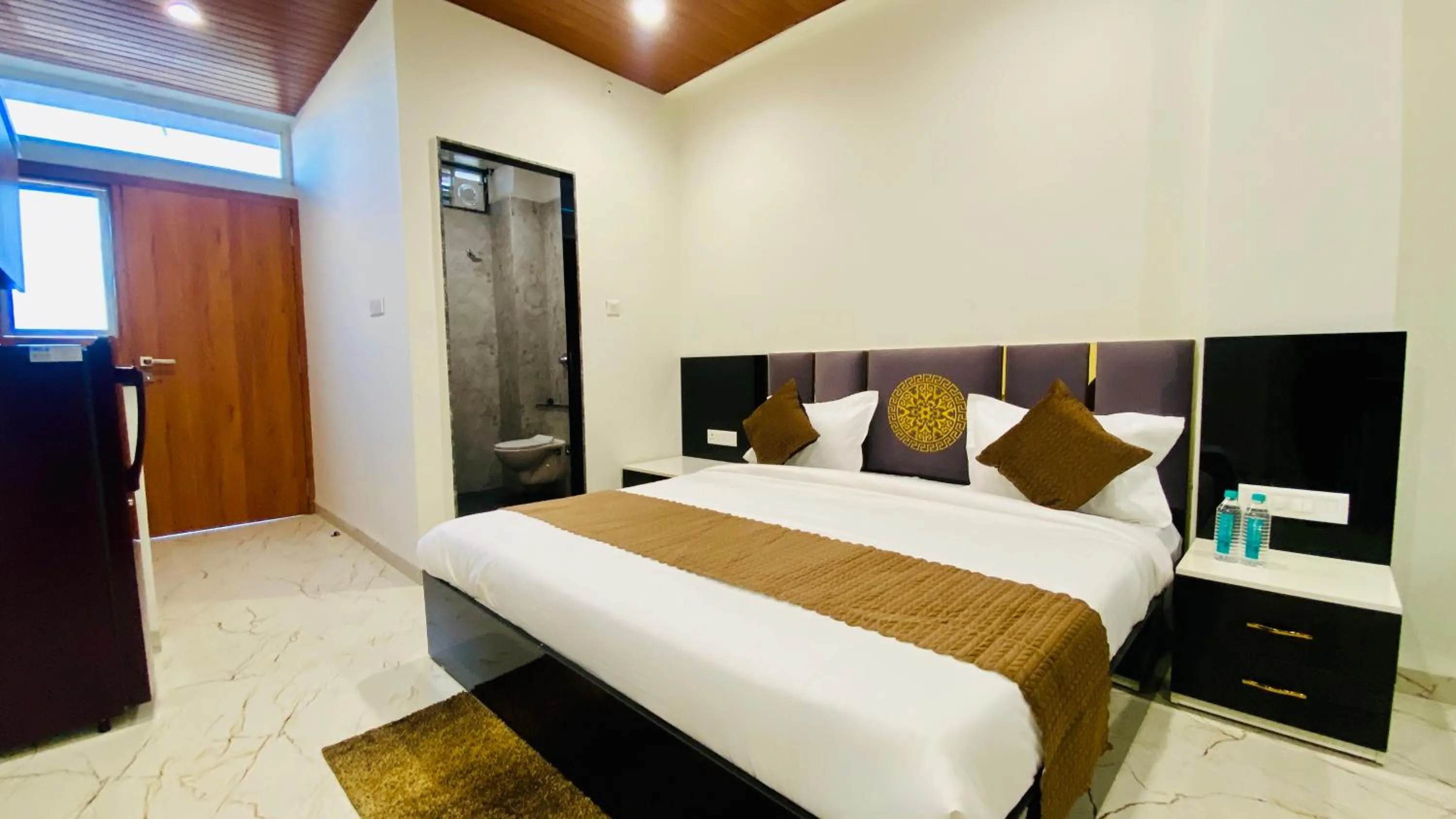 Stay 10 Parallel Apartment Hotel