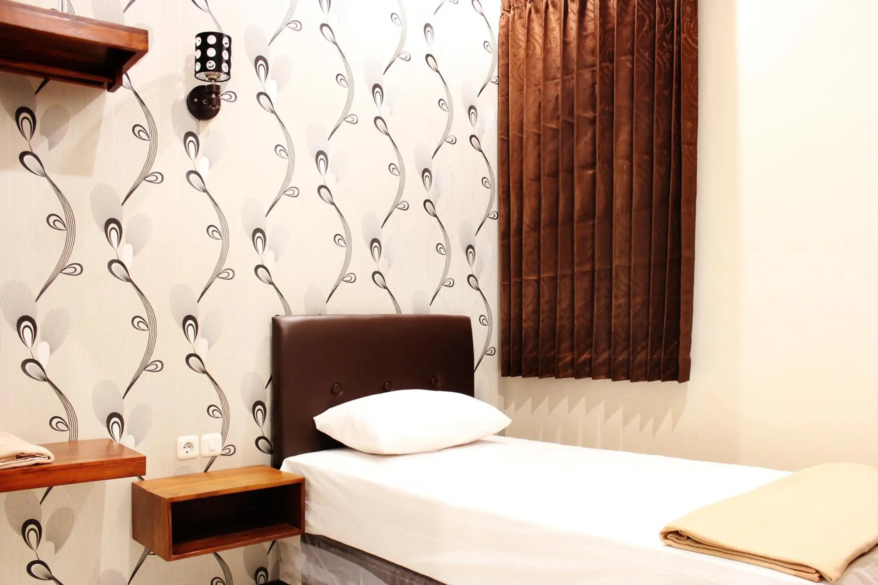 Single Room with Shared Bathroom in House of Dharmawan Single Room with Shared Bathroom in House of Dharmawan