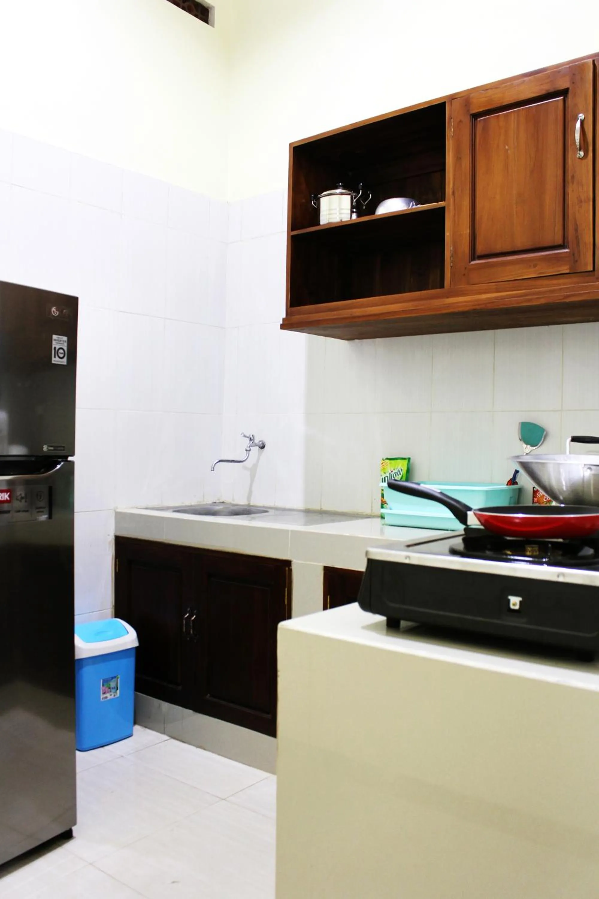 Communal kitchen in House of Dharmawan